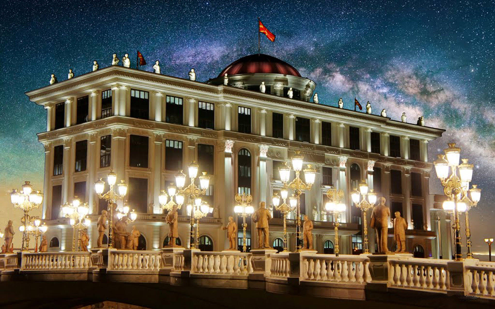 Macedonia 桌布 壁紙 — 一座宏偉的新古典主義建築在夜晚被照亮，下方是生機勃勃的星空，銀河清晰可見。