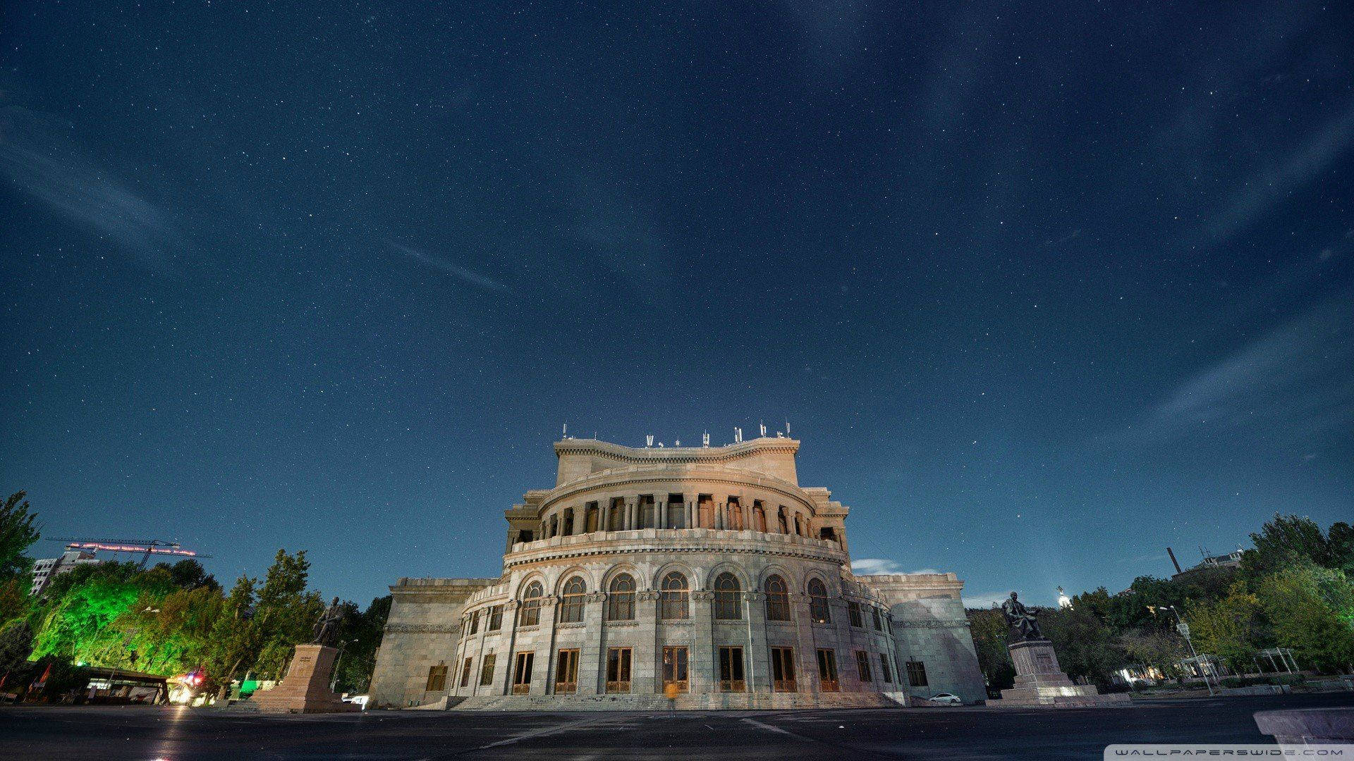 Armenia 桌布 壁紙 — 一座宏偉的新古典主義歌劇院在繁星點點的夜空下亮起，可見流星軌跡。