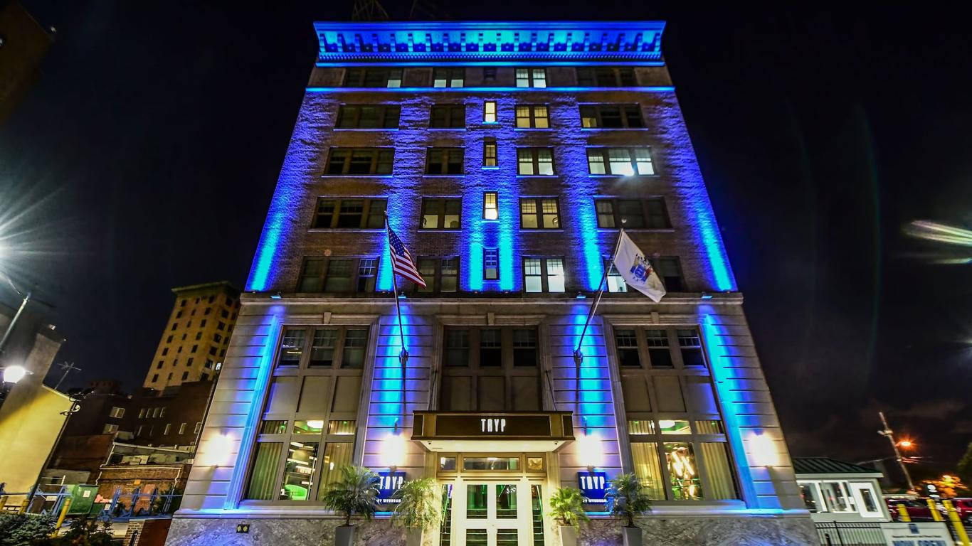 Building 桌布 壁紙 — 一座宏偉的歷史建築在漆黑的夜空下被鮮豔的藍色燈光照亮，展現其建築細節和發光的窗戶。