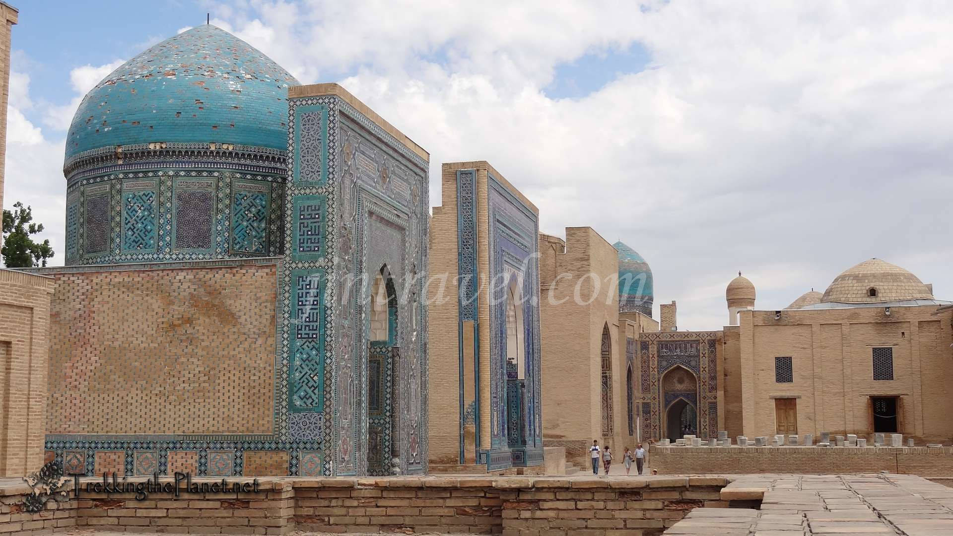 Uzbekistan 桌布 壁紙 — 一座宏偉的歷史清真寺，擁有綠松石瓷磚圓頂和複雜的幾何圖案，天空部分多雲。