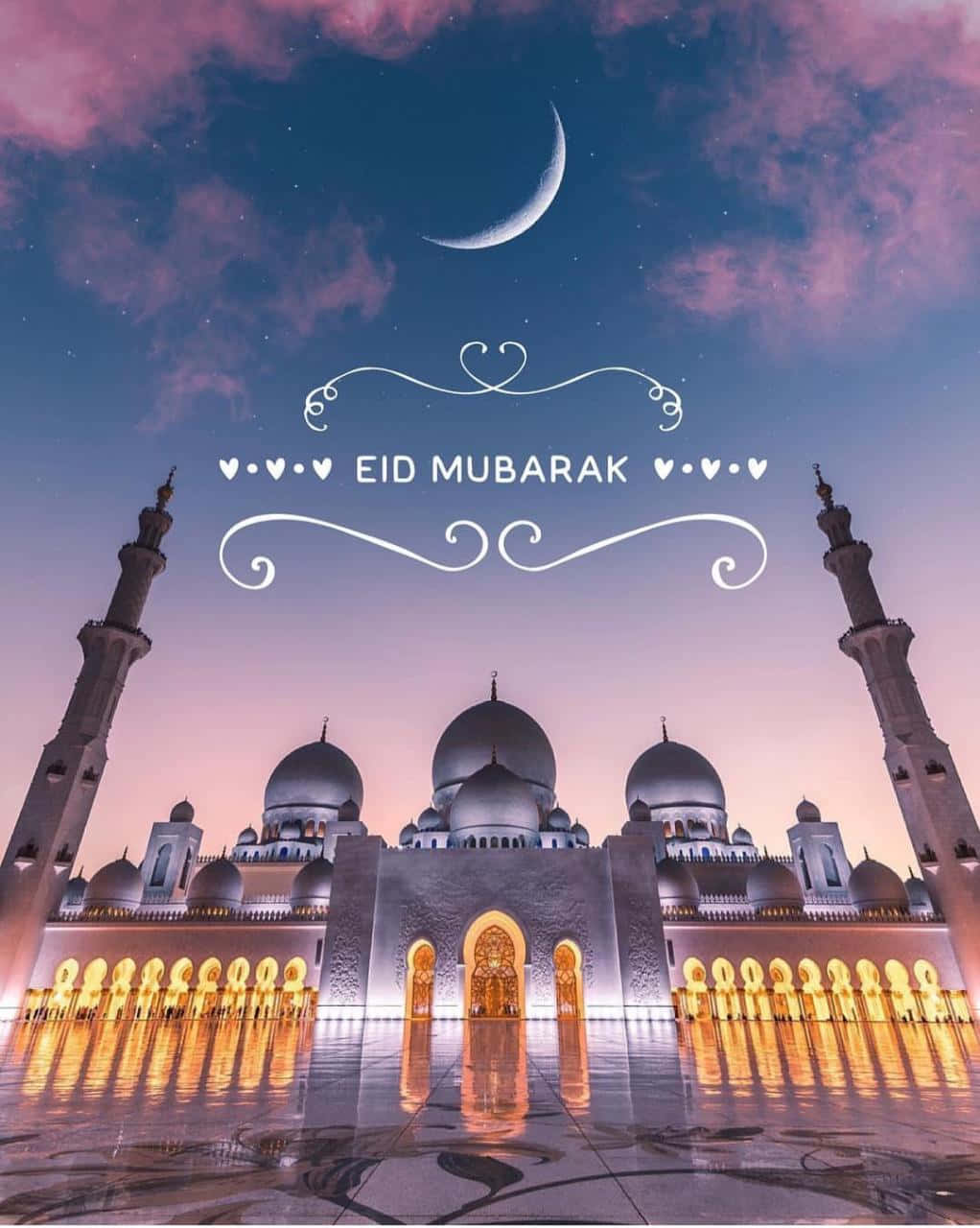 Eid 桌布 壁紙 — 一座宏偉的清真寺，發光的拱門和圓頂倒映在潮濕的路面上，暮色天空中有新月和星星。