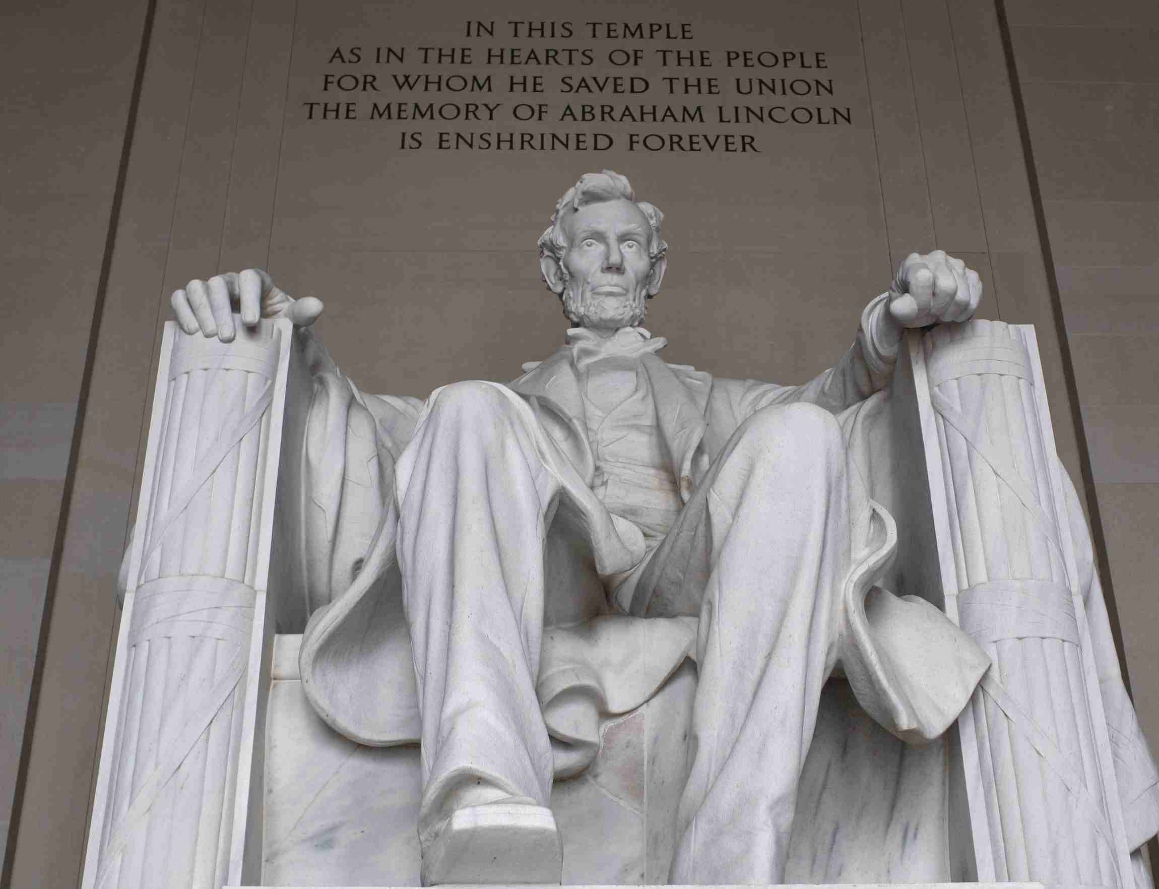 Lincoln Monument 桌布 壁紙 — 一座宏偉的白色大理石亞伯拉罕·林肯坐像，位於宏偉的紀念堂內，上方刻有文字。