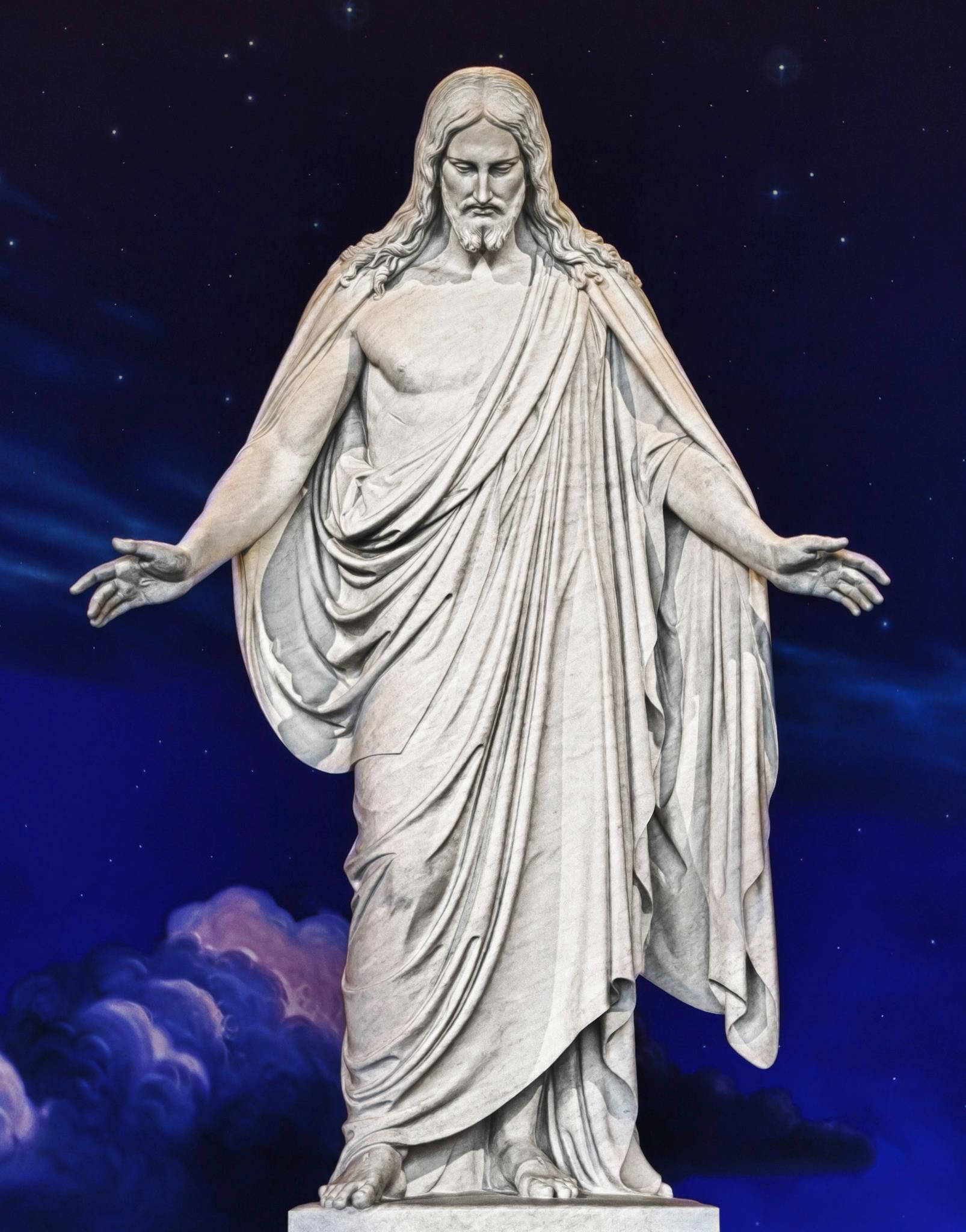 sacred 桌布 壁紙 — 一座宏偉的白色大理石耶穌基督雕像，雙臂伸展，矗立在繁星點點、帶有紫色雲彩的夜空下。