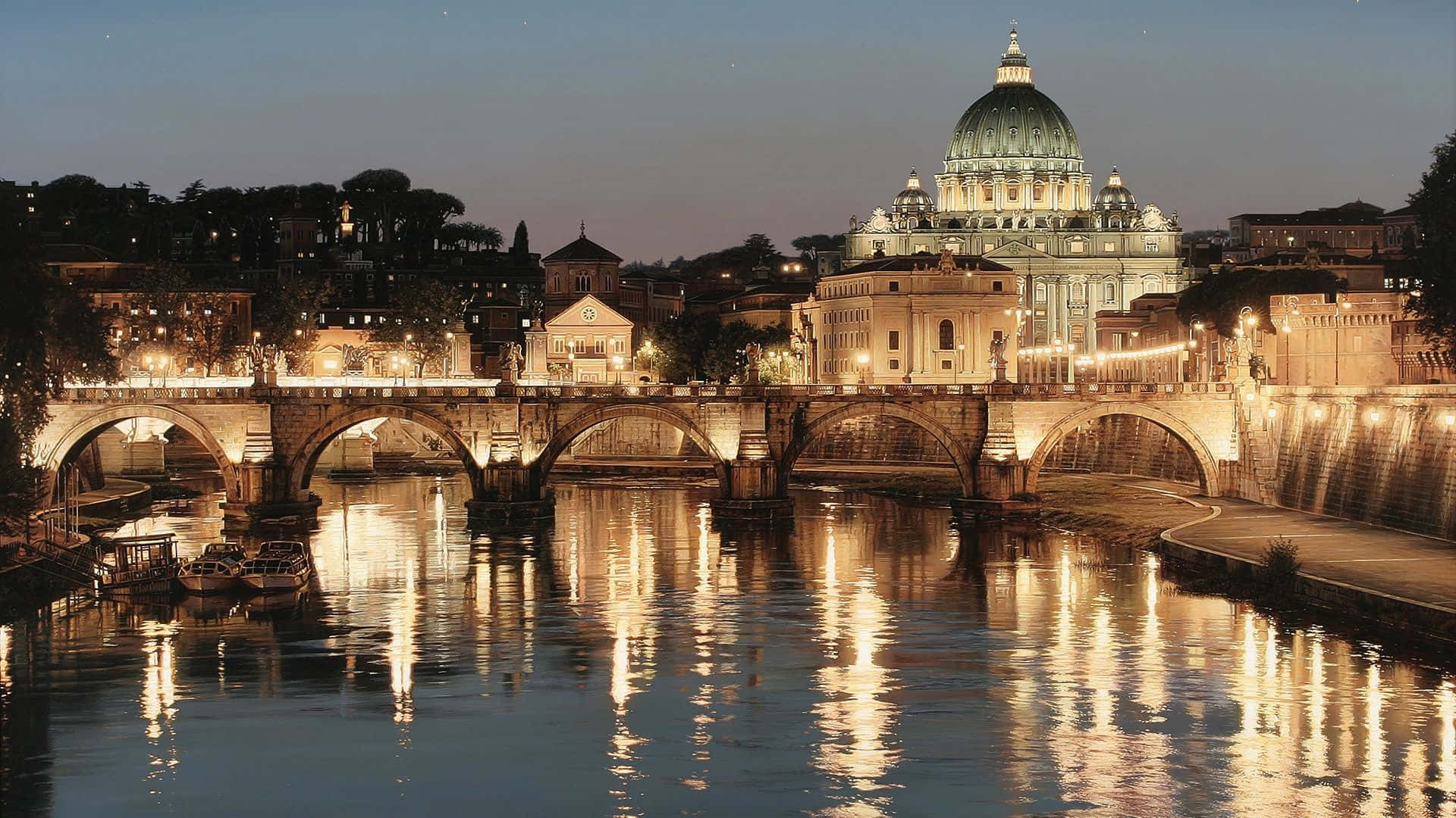 Rome 桌布 壁紙 — 一座宏偉的石橋拱跨在河上，河水映照著溫暖的金色燈光，聖彼得大教堂在暮色天空中閃耀。