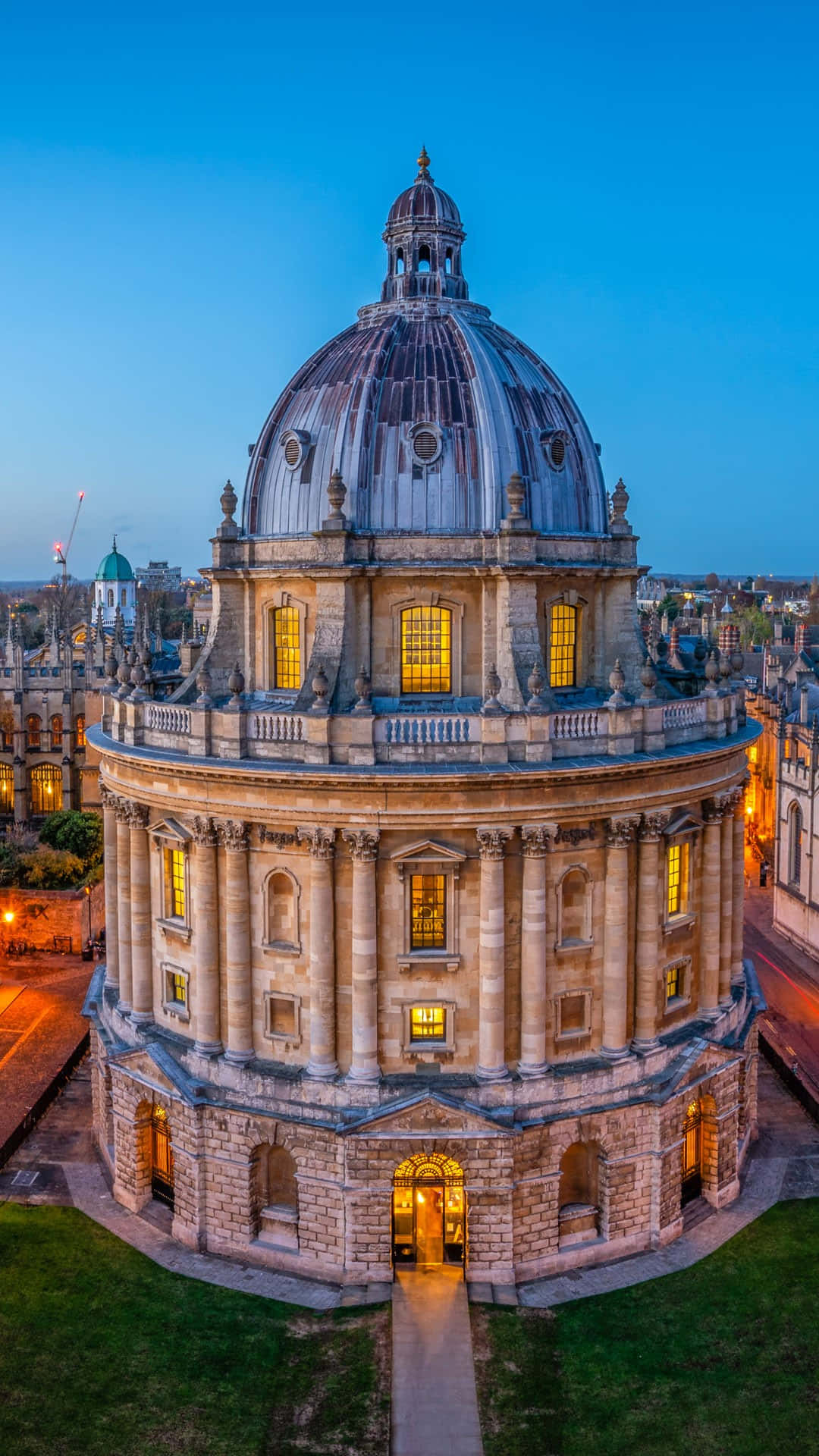England 桌布 壁紙 — 一座宏偉的石造圓頂建築，發光的窗戶在暮色天空中閃耀。