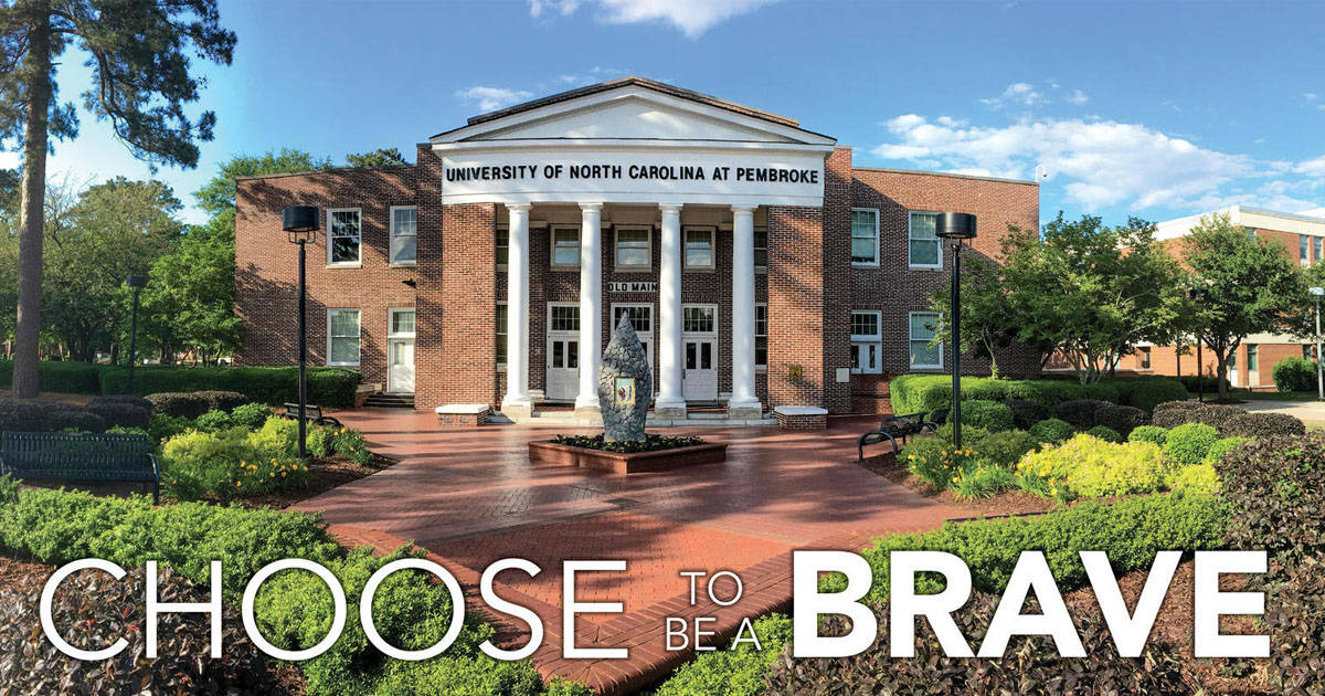 Brave 桌布 壁紙 — 一座宏偉的磚造大學建築，前方有白色柱子和雕像，在明亮的藍天下。