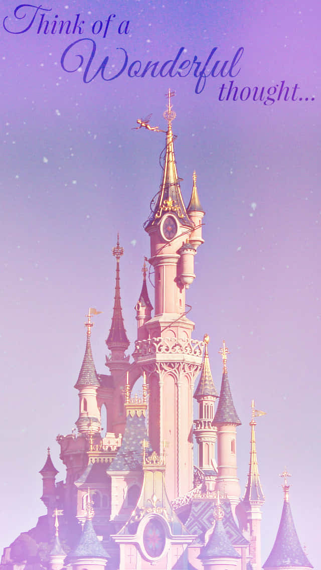 Disneyland Castle 桌布 壁紙 — 一座宏偉的粉紅色城堡，擁有尖塔和鐘樓，矗立在夢幻般的紫色暮光星空下。