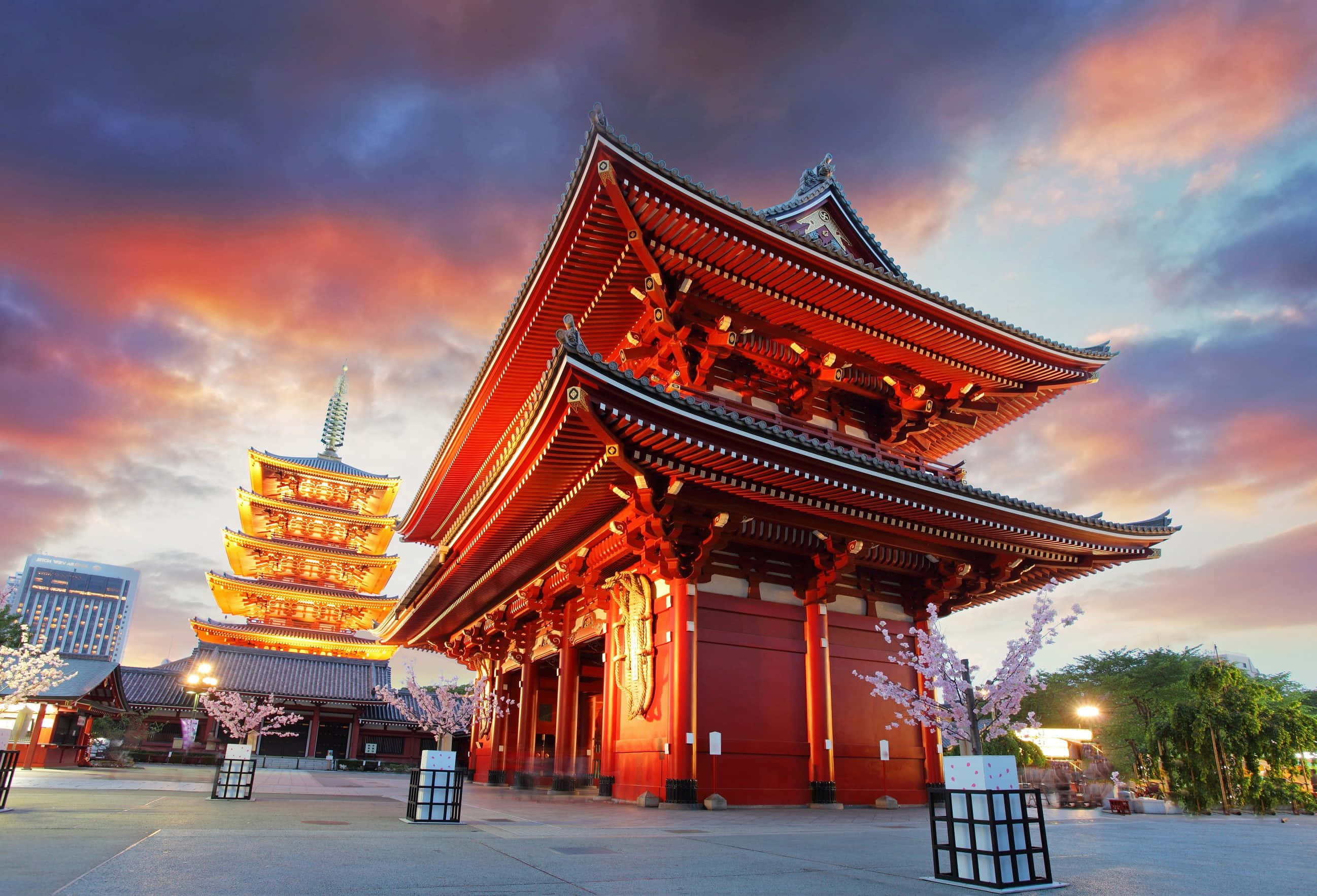 Asia 桌布 壁紙 — 一座宏偉的紅色日本寺廟和寶塔在壯麗的日落天空下閃耀，天空中有粉紅色和橙色的雲彩。