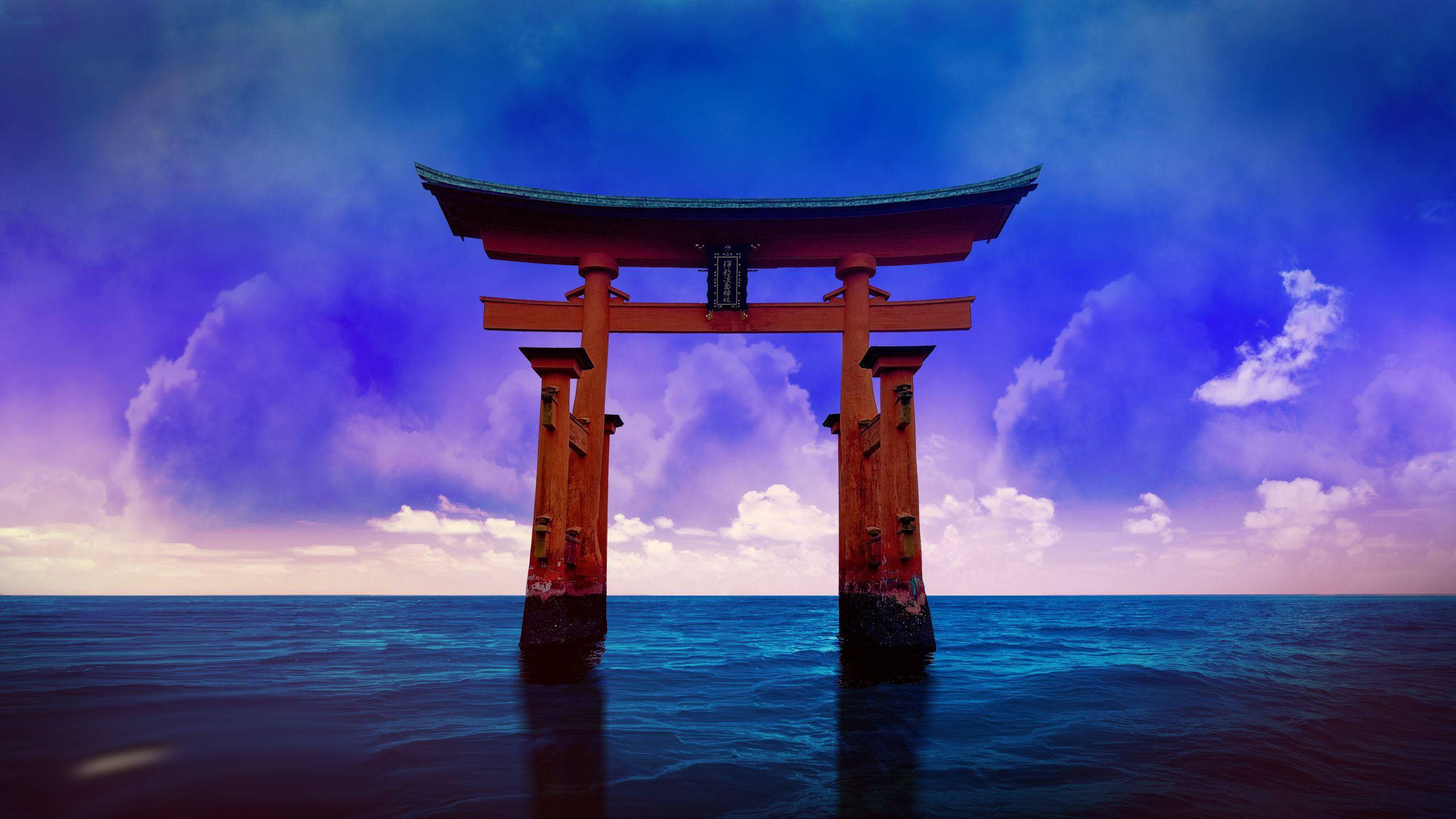 Torii 桌布 壁紙 — 一座宏偉的紅色鳥居獨自矗立在平靜的海水中，上方是戲劇性的紫色和藍色暮色天空。