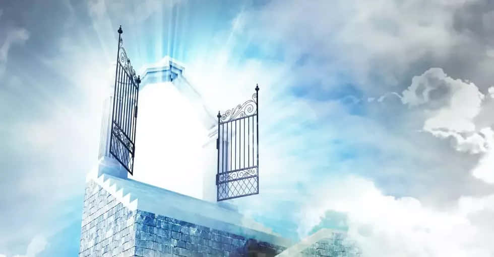 Beautiful Heaven 桌布 壁紙 — 一座宏偉的華麗大門在石階頂端敞開，映襯著戲劇性的多雲天空，顯現出刺眼的白光。