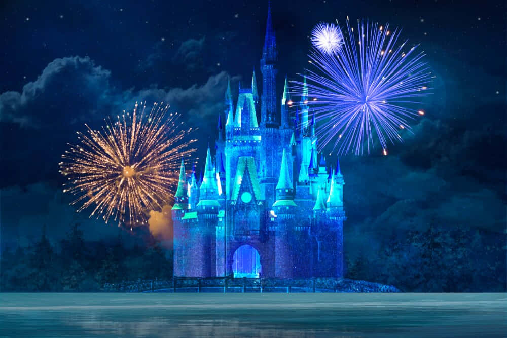 Mickey Mouse Happy New Year 桌布 壁紙 — 一座宏偉的藍色燈光城堡矗立在水邊，星空下，燦爛的金色和紫色煙火在夜空中綻放。