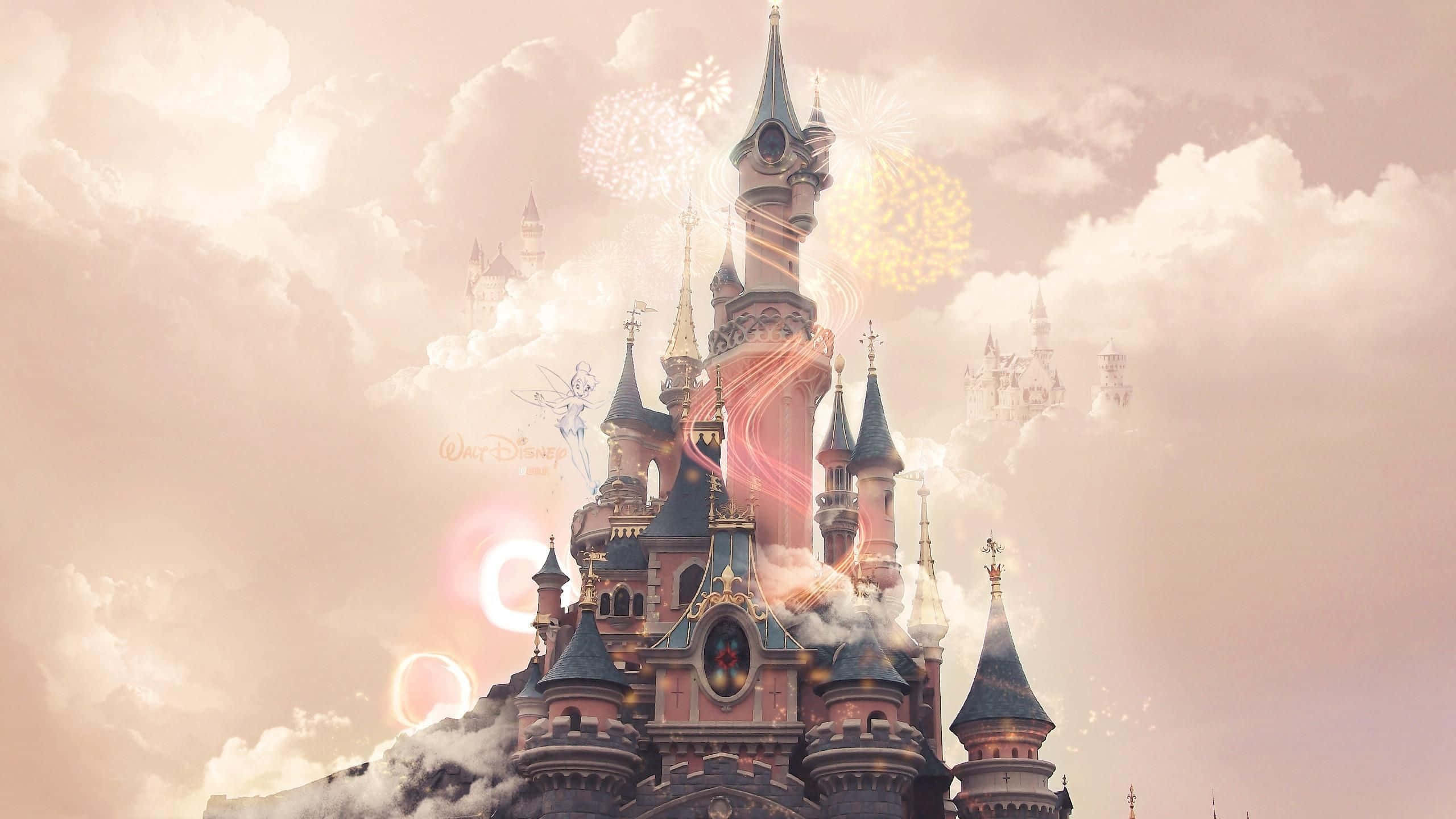 Disneyland Castle 桌布 壁紙 — 一座宏偉的迪士尼城堡在柔軟的雲層中升起，閃爍的煙火和空靈的光跡在塔樓周圍盤旋。