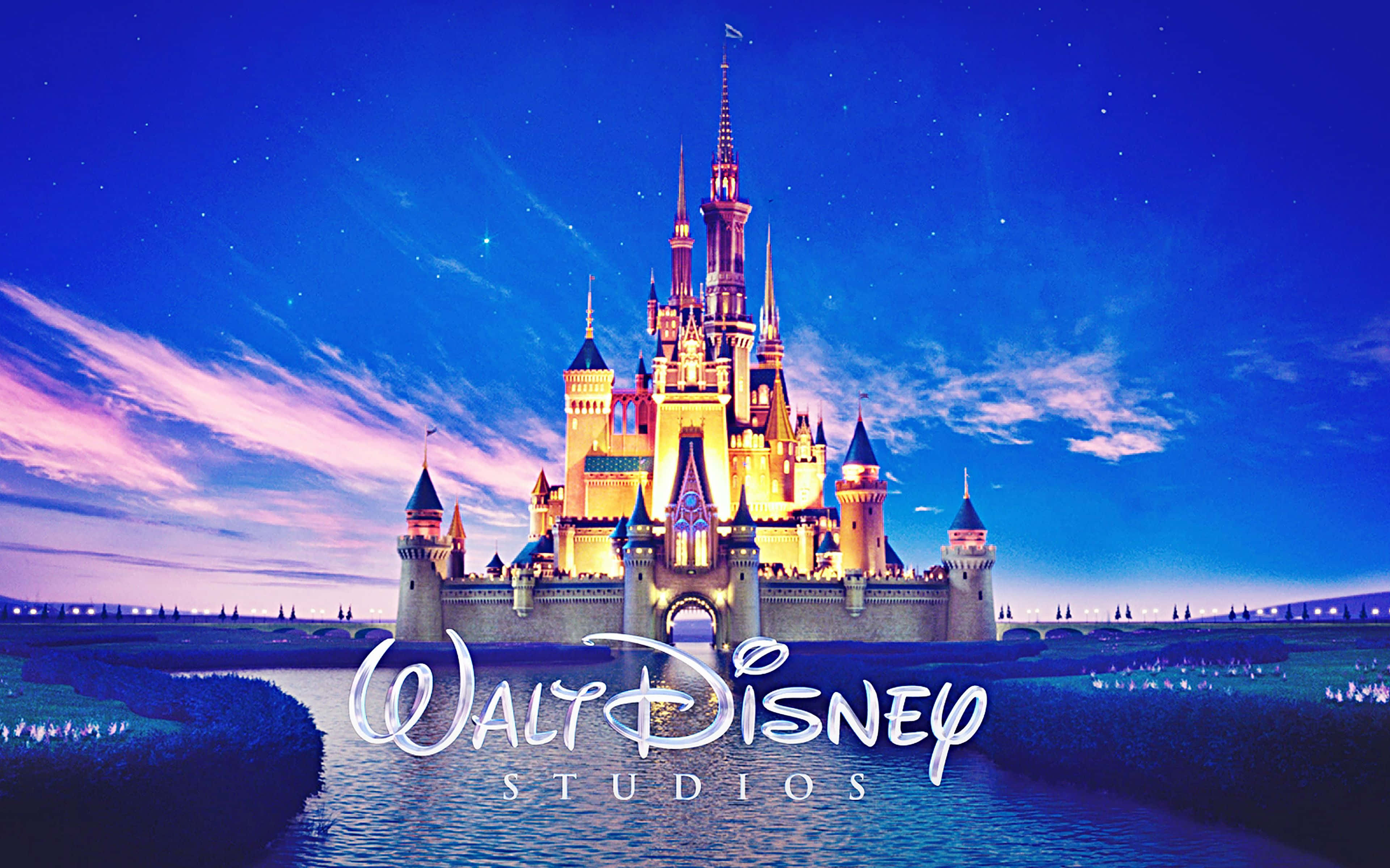 Disney 4K 桌布 壁紙 — 一座宏偉的迪士尼城堡在黃昏的天空下溫暖地發光，天空中有粉紅色和藍色的雲朵和星星。