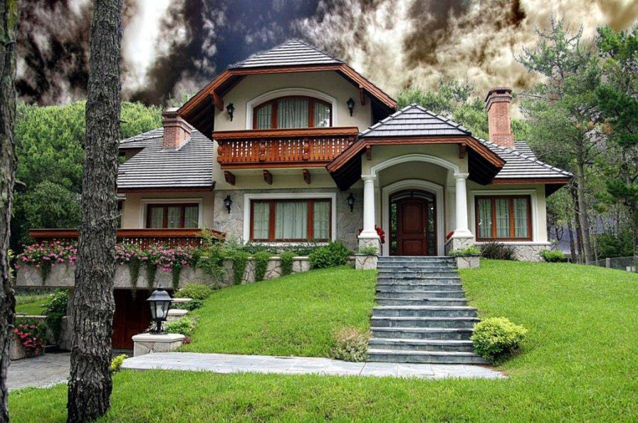 Home 桌布 壁紙 — 一座宏偉的鄉村風格大宅，以石頭和木材細節裝飾，坐落於鬱鬱蔥蔥的綠色山丘上，天空風起雲湧。
