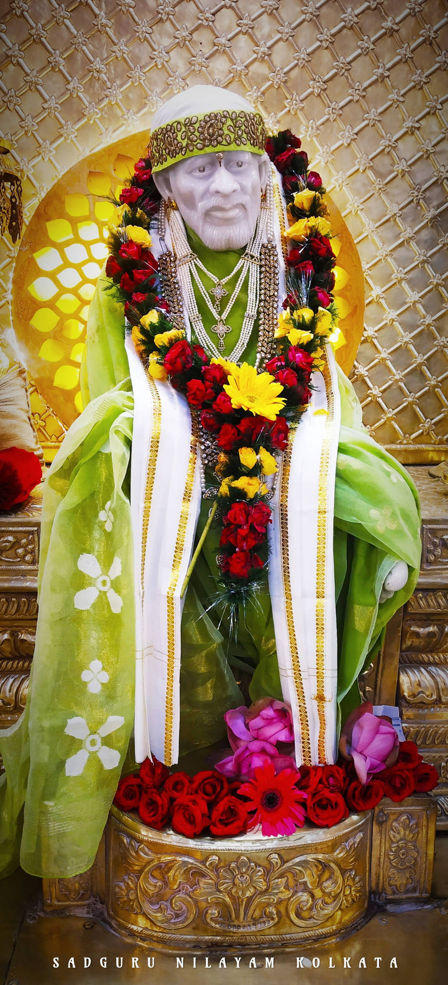 Sadguru Nilayam Kolkata雕像，飾以花朵和綠色布料。 — Sai Baba 高畫質壁紙 壁紙