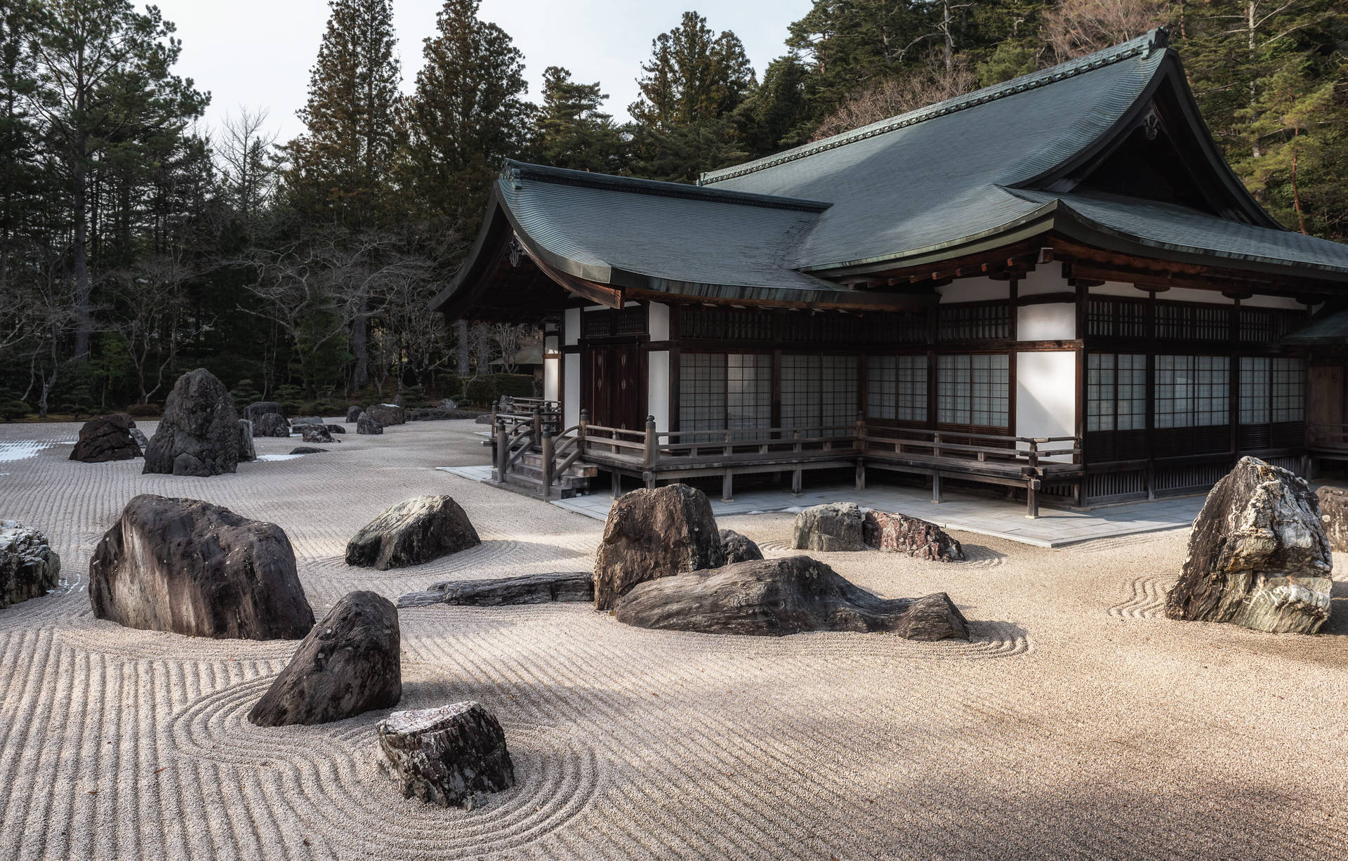 日本寺廟，擁有耙過的礫石花園和長滿苔蘚的岩石。