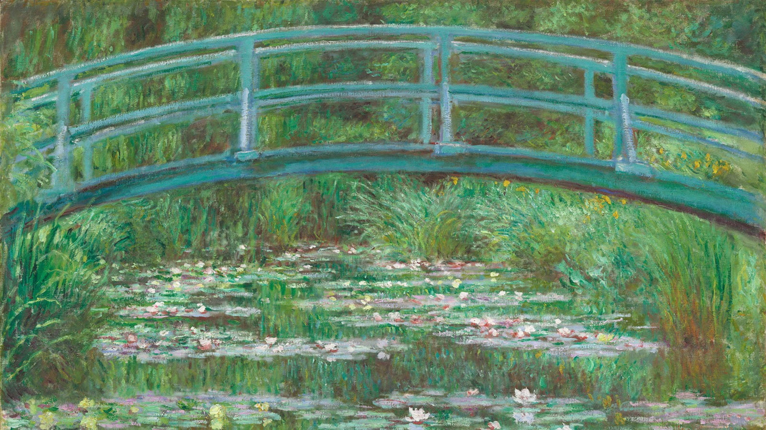 Monet 桌布 壁紙 — 一座寧靜的日本風格橋樑拱跨在一個點綴著粉紅色睡蓮和茂密綠色蘆葦的平靜池塘上。