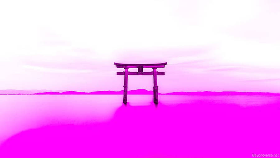 4K 桌布 壁紙 — 一座寧靜的粉紅色鳥居矗立在平靜的水面上，背景是柔和色調的天空和遠山。