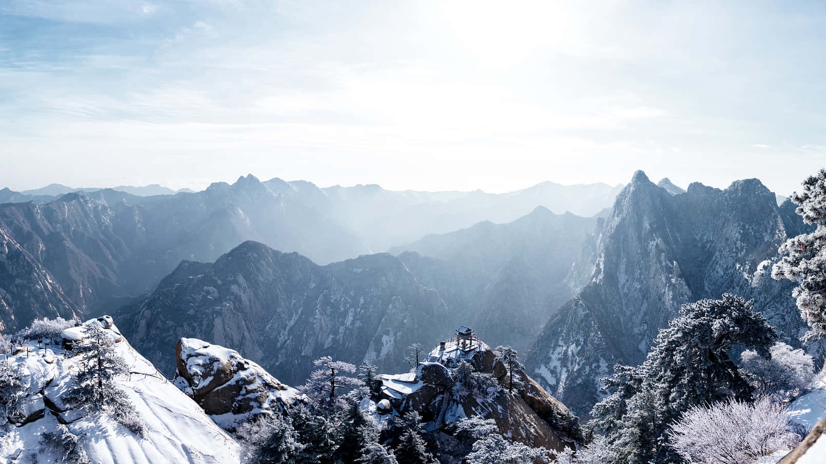 一座山，背景是白雪覆盖的山峰 壁紙