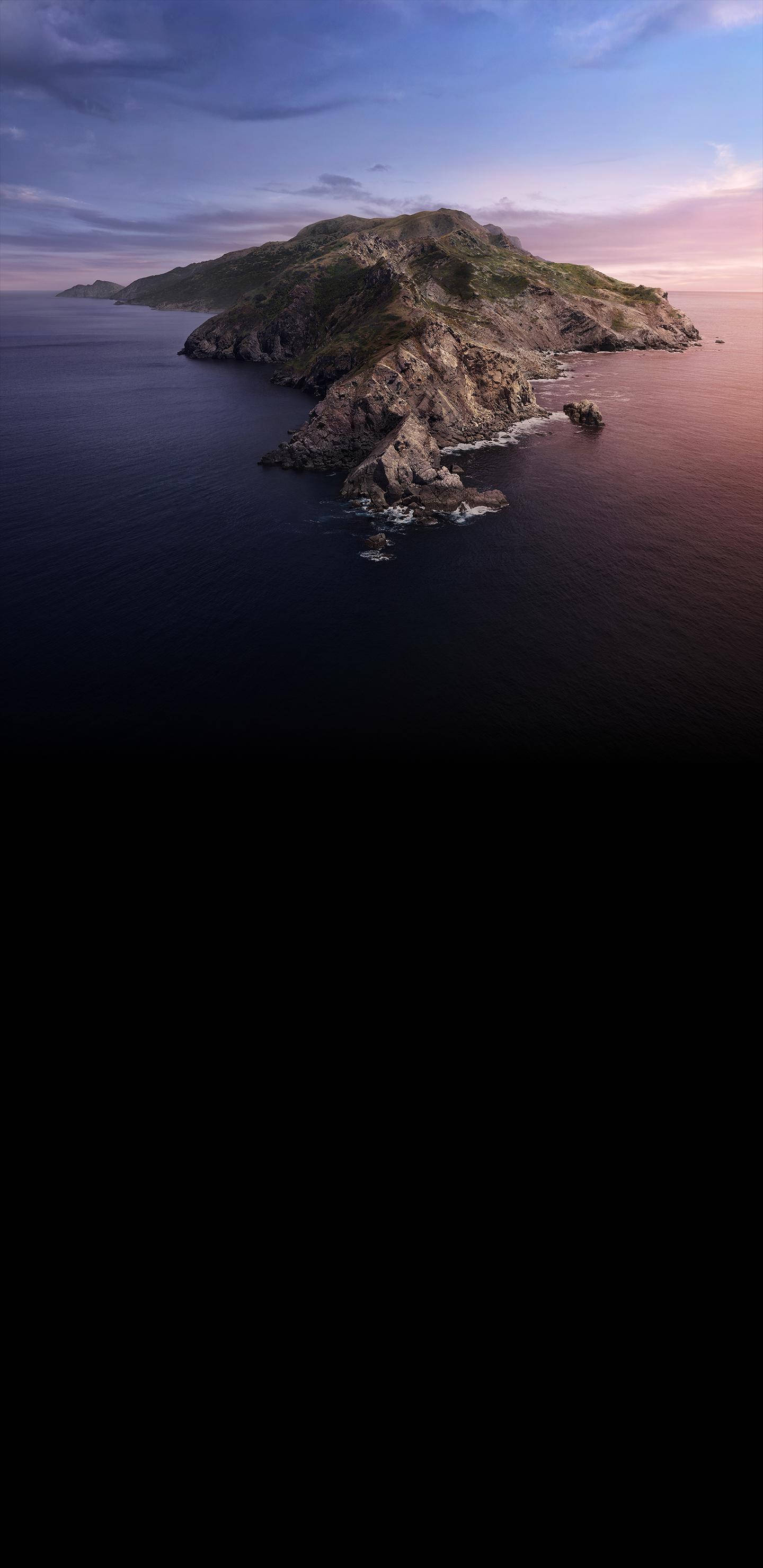 Catalina 桌布 壁紙 — 一座崎嶇的島嶼從深海中升起，在塗上柔和粉紅和紫色色調的暮色天空下。