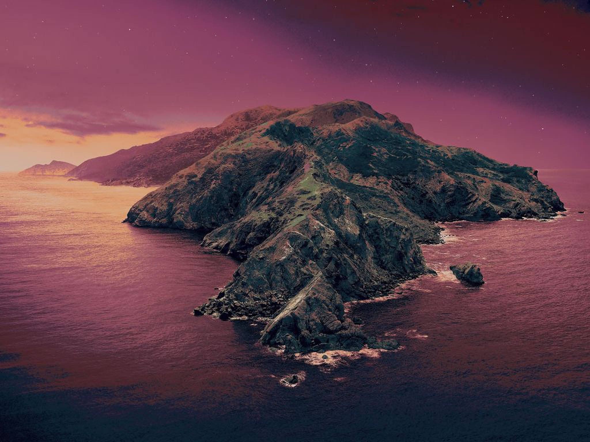 Catalina 桌布 壁紙 — 一座崎嶇的島嶼從深紫色的水域中升起，在閃爍著洋紅色和橙色色調的星空暮色天空下。
