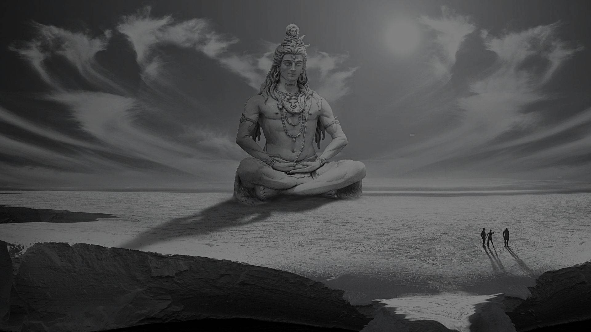 shiva dark 桌布 壁紙 — 一座巨大的冥想神像主宰著荒蕪的平原，三個微小的人物在旋轉的多雲天空下走向它。