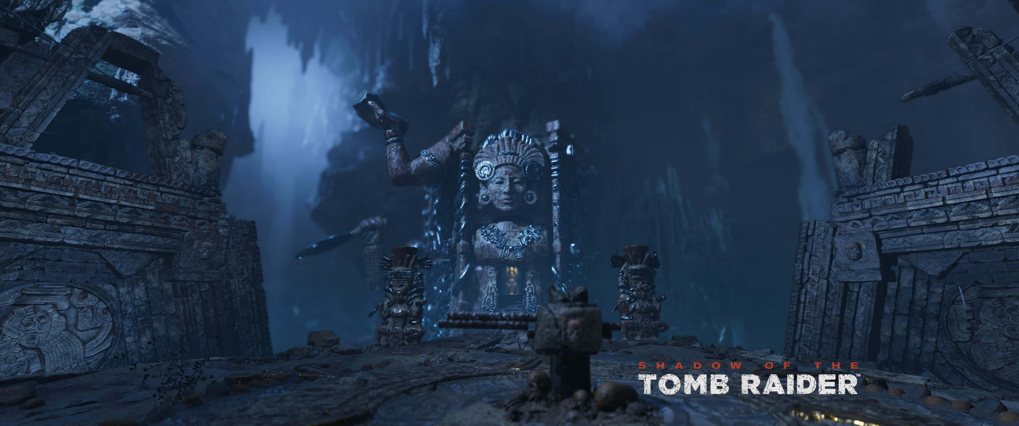 3440x1440p Rise Of The Tomb Raider 桌布 壁紙 — 一座巨大的古代石像矗立在霧氣瀰漫的洞穴廢墟中，被來自上方的空靈藍光照亮。