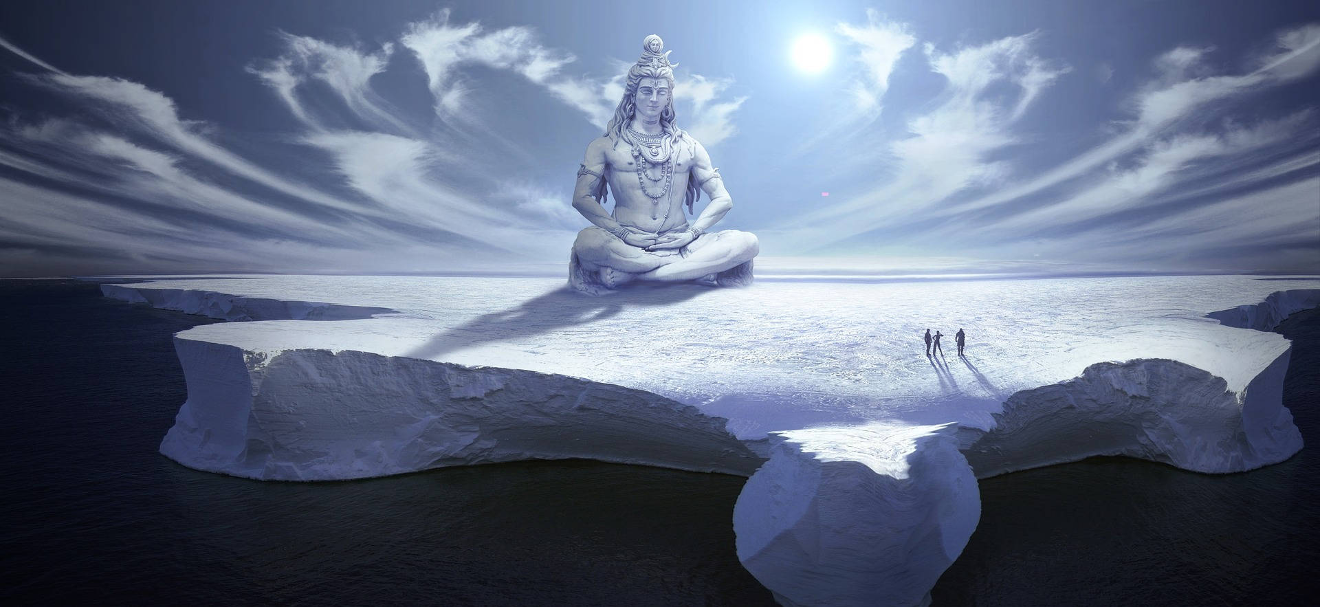 Indian 桌布 壁紙 — 一座巨大的白色冥想神像坐在漂浮的冰山上，在明亮的陽光下，有兩個微小的人影正在靠近。
