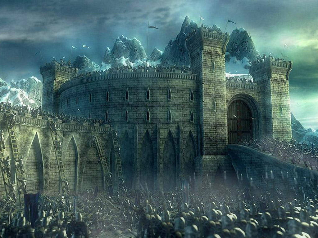 Lord Of The Rings Landscape 桌布 壁紙 — 一座巨大的石頭堡壘矗立在積雪的山脈上，軍隊在暴風雨的天空下於下方交戰。