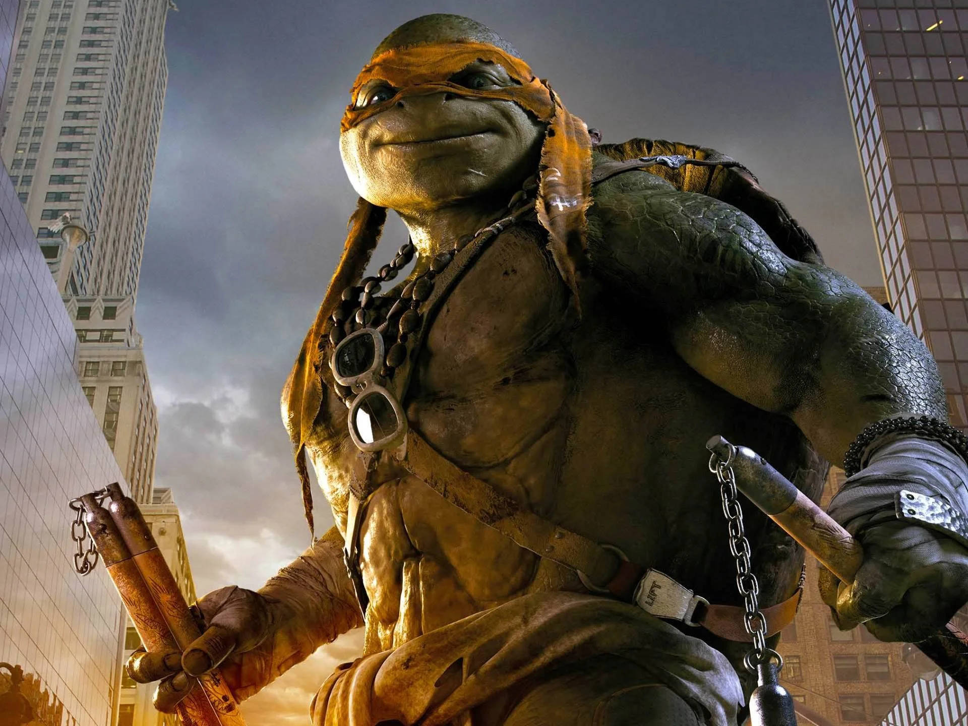 Ninja Turtle 桌布 壁紙 — 一座巨大的米開朗基羅龜雕像在城市景觀中自豪地站立，手持雙節棍，背景是戲劇性的暮色天空。