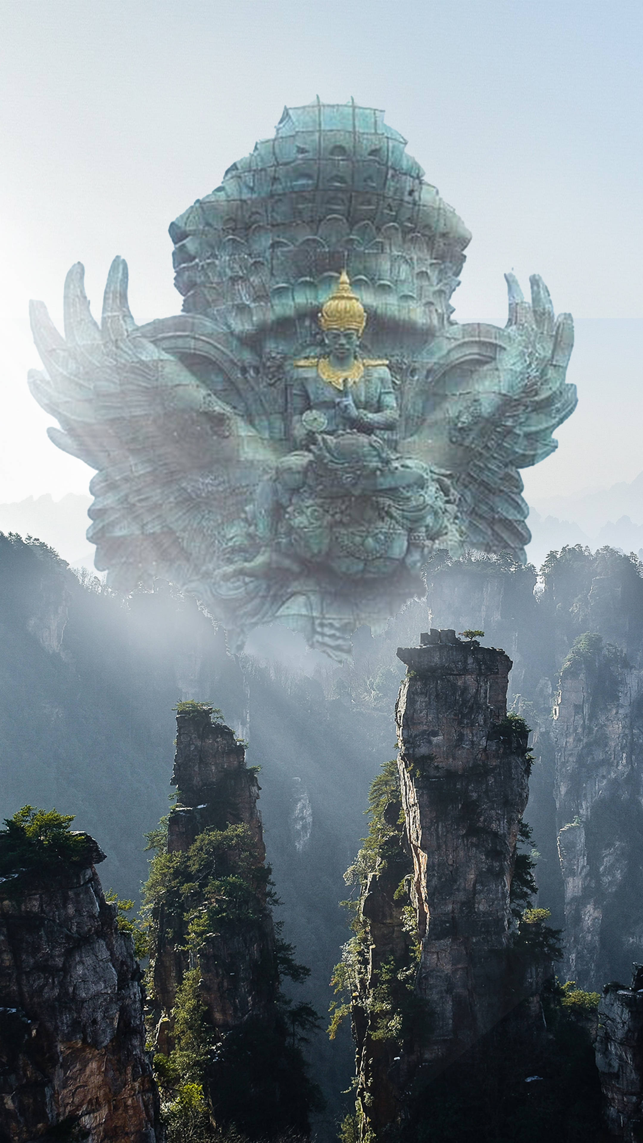  壁紙 — 一座巨大的青綠色神像，戴著金色皇冠，展開翅膀，盤旋在霧氣籠罩的山峰之上。