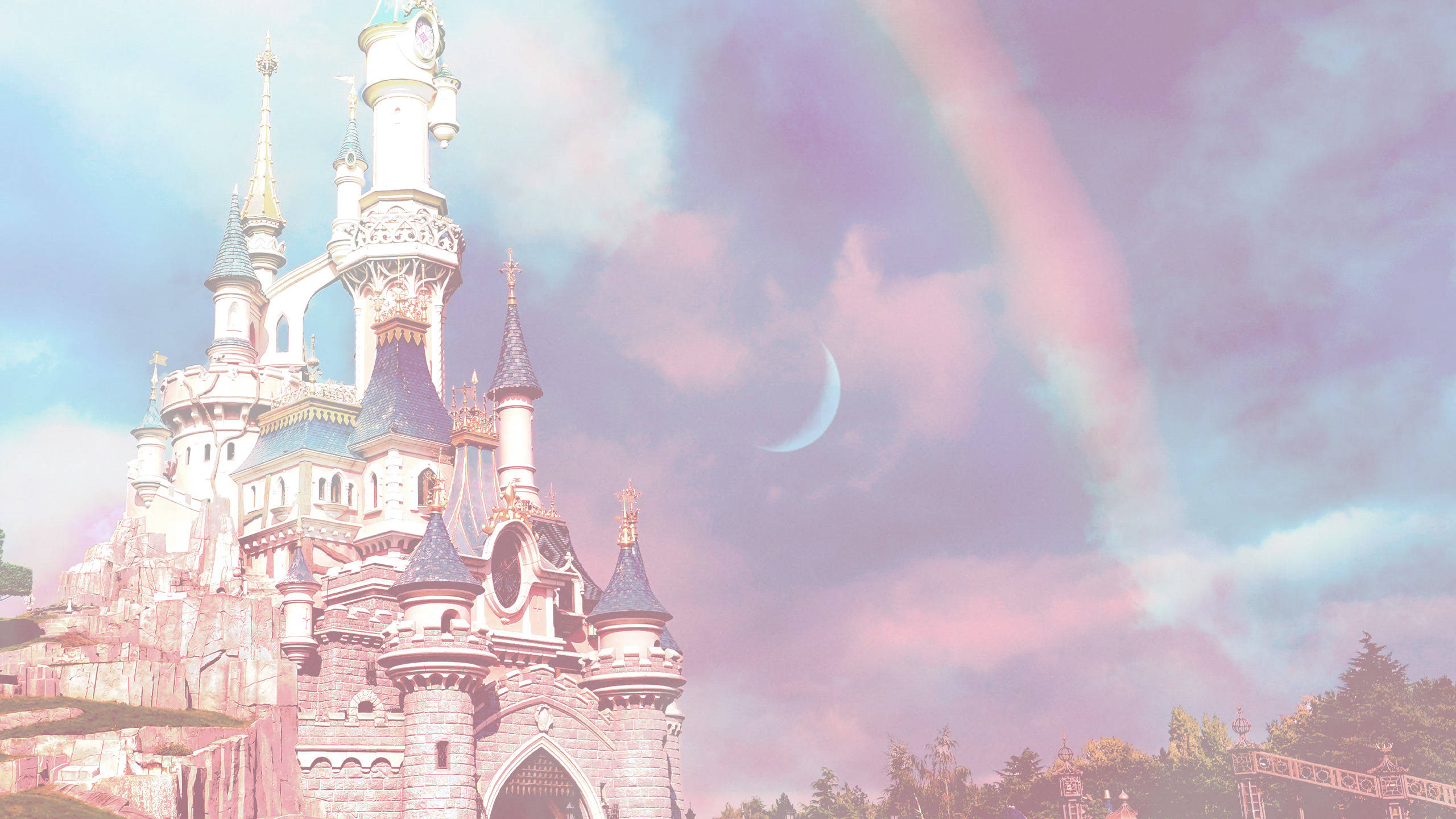 Disneyland 桌布 壁紙 — 一座帶有尖塔和角樓的童話城堡矗立在帶有彩虹和新月的柔和天空下。