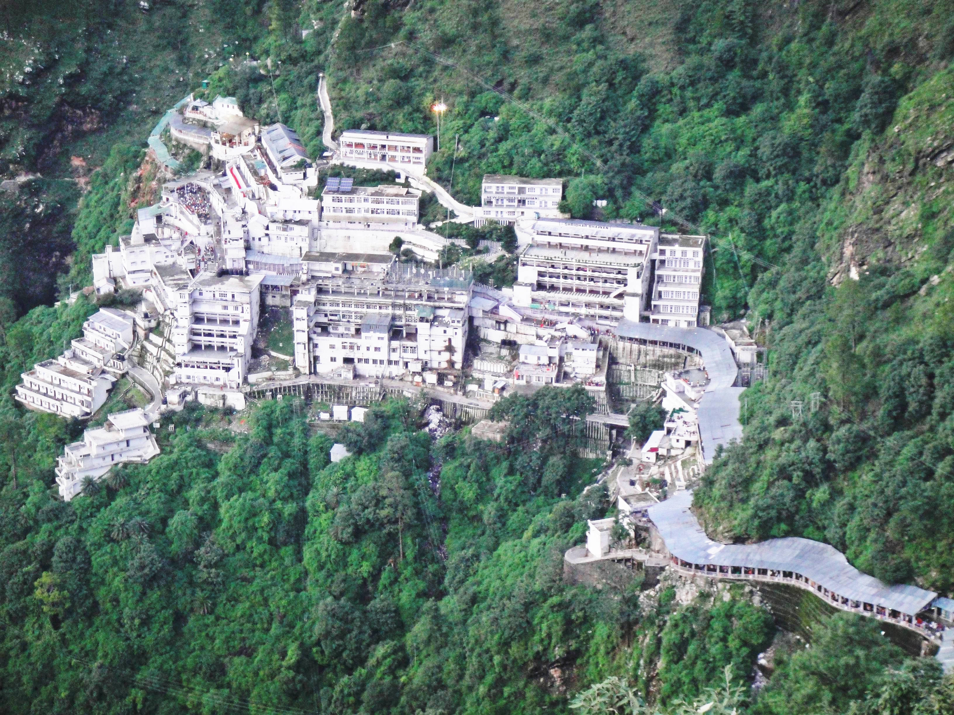 風景 桌布 壁紙 — 一座廣闊的白色修道院建築群依附在鬱鬱蔥蔥的綠色山坡上，擁有蜿蜒的小徑和梯田式建築。