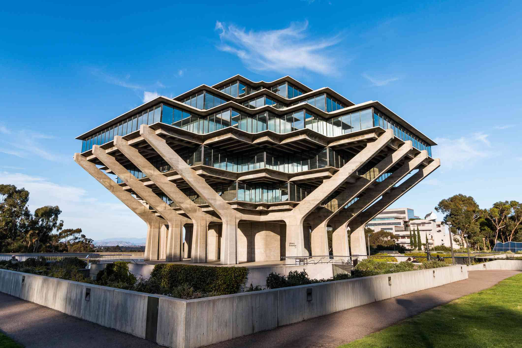 Architecture 桌布 壁紙 — 一座引人注目的現代主義建築，擁有分層玻璃陽台和混凝土支撐，矗立在清澈的藍天下。