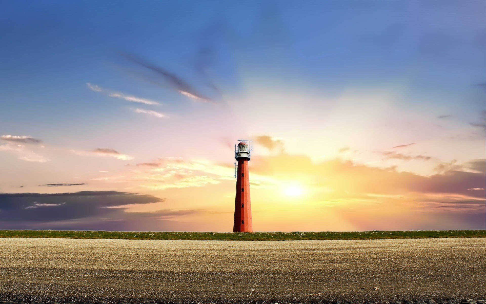 Lighthouse 桌布 壁紙 — 一座引人注目的紅色燈塔獨自矗立在平坦的沿海平原上，夕陽在它身後落下，將溫暖的金色光芒灑向天空。