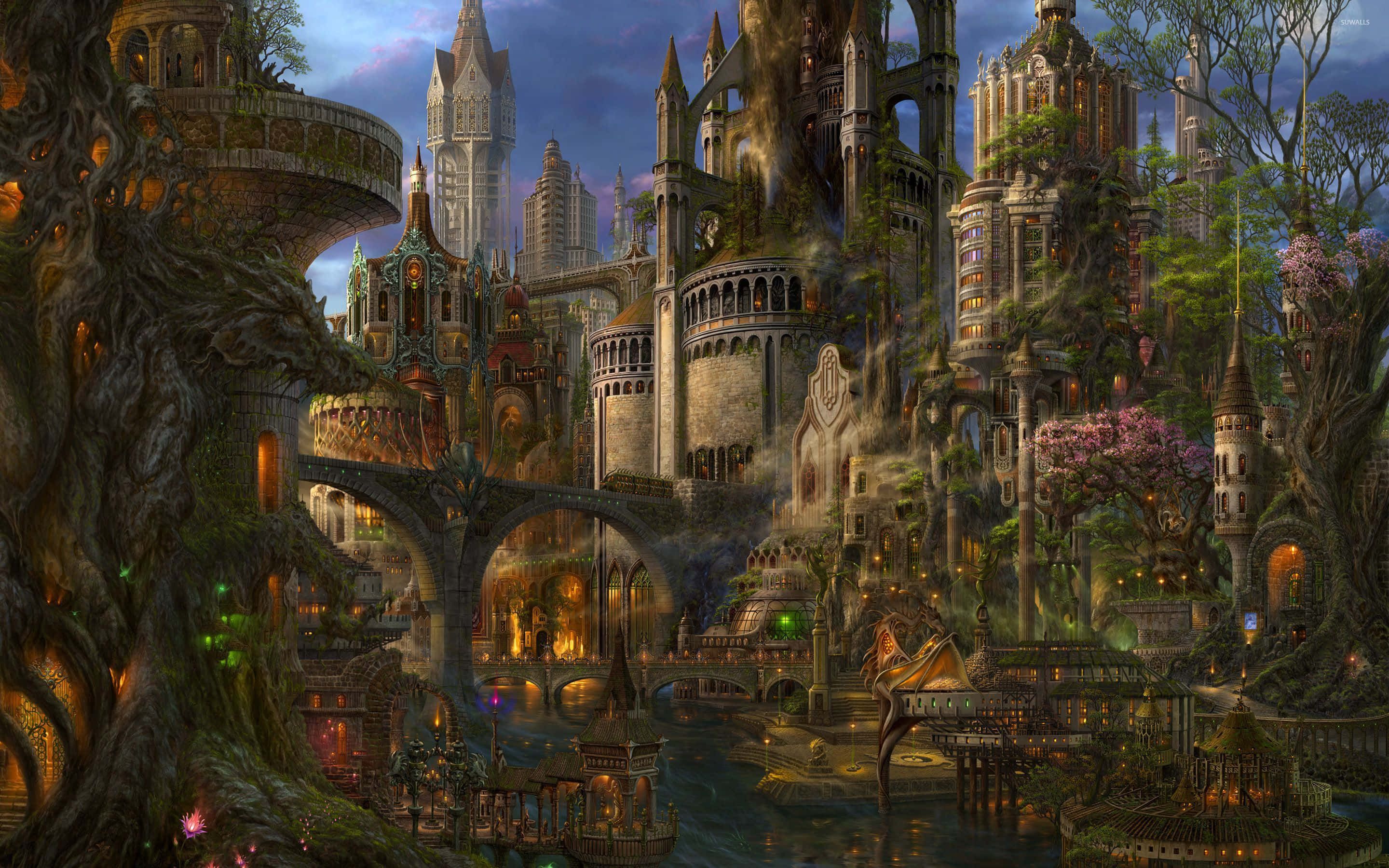 Kingdom 桌布 壁紙 — 一座擁有哥德式塔樓和橋樑的奇幻城市，從巨大的樹木中生長出來，在暮色天空下。