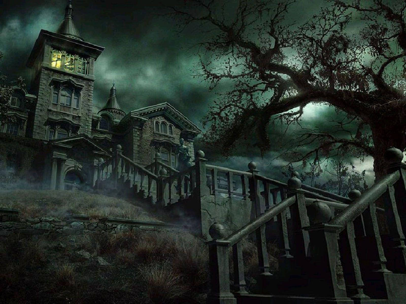 Haunted Mansion 桌布 壁紙 — 一座有發光窗戶的鬼屋，在暴風雨的綠色天空下，被扭曲的樹木和石階梯環繞。