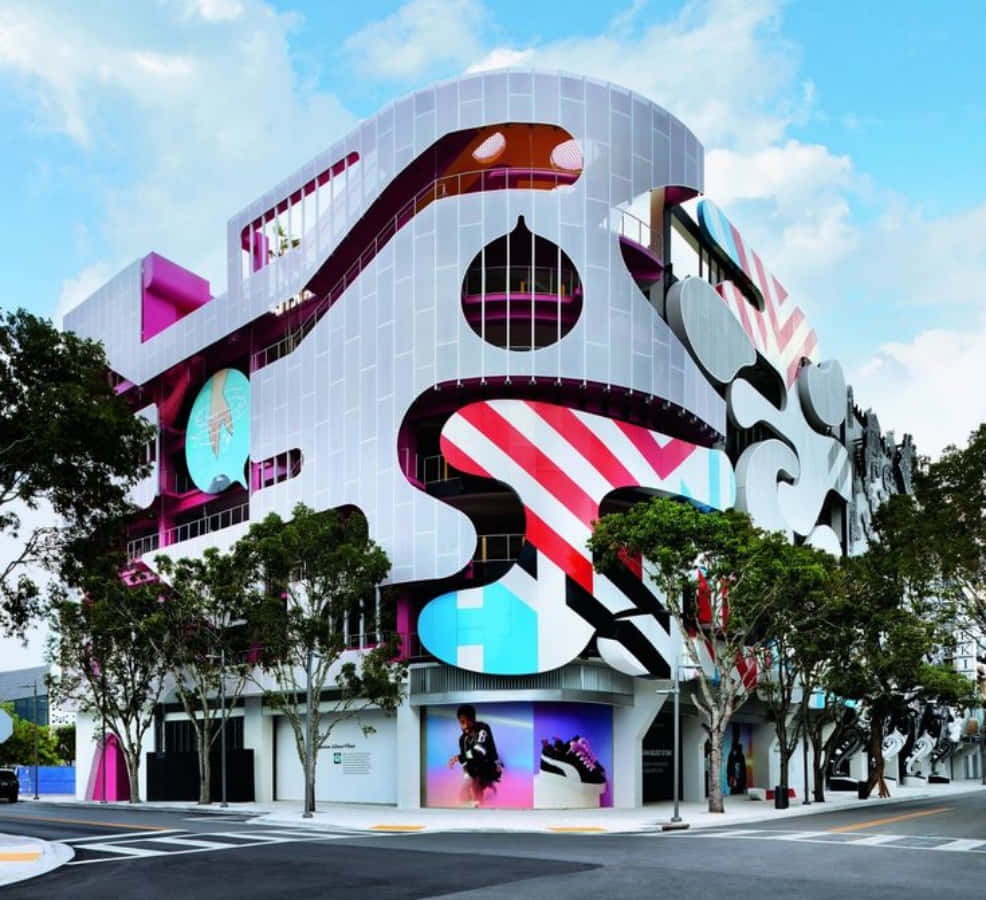 Postmodernism 桌布 壁紙 — 一座未來主義建築，擁有醒目的粉紅、白色和紅色幾何形狀，以及明亮的藍天下的大型圓形窗戶。