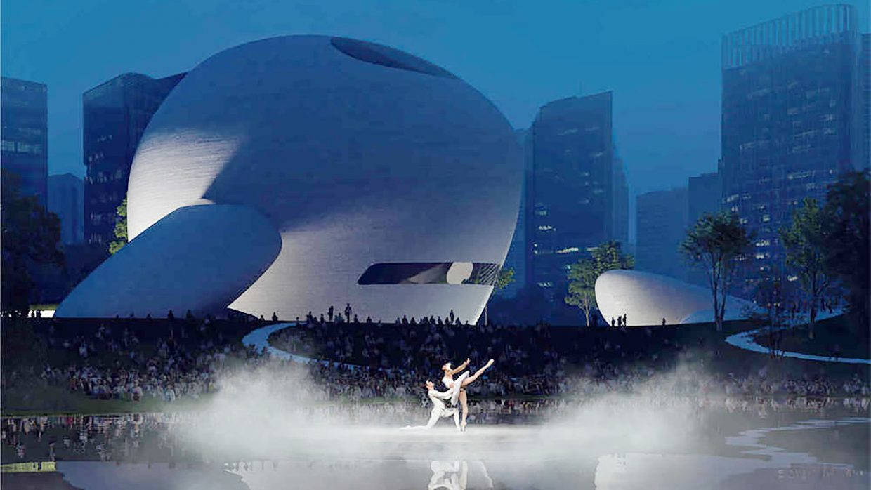 Shenzhen 桌布 壁紙 — 一座未來主義的白色圓頂建築在黃昏時發光，舞者在霧氣瀰漫的舞台上，在現代城市景觀中的人群前表演。