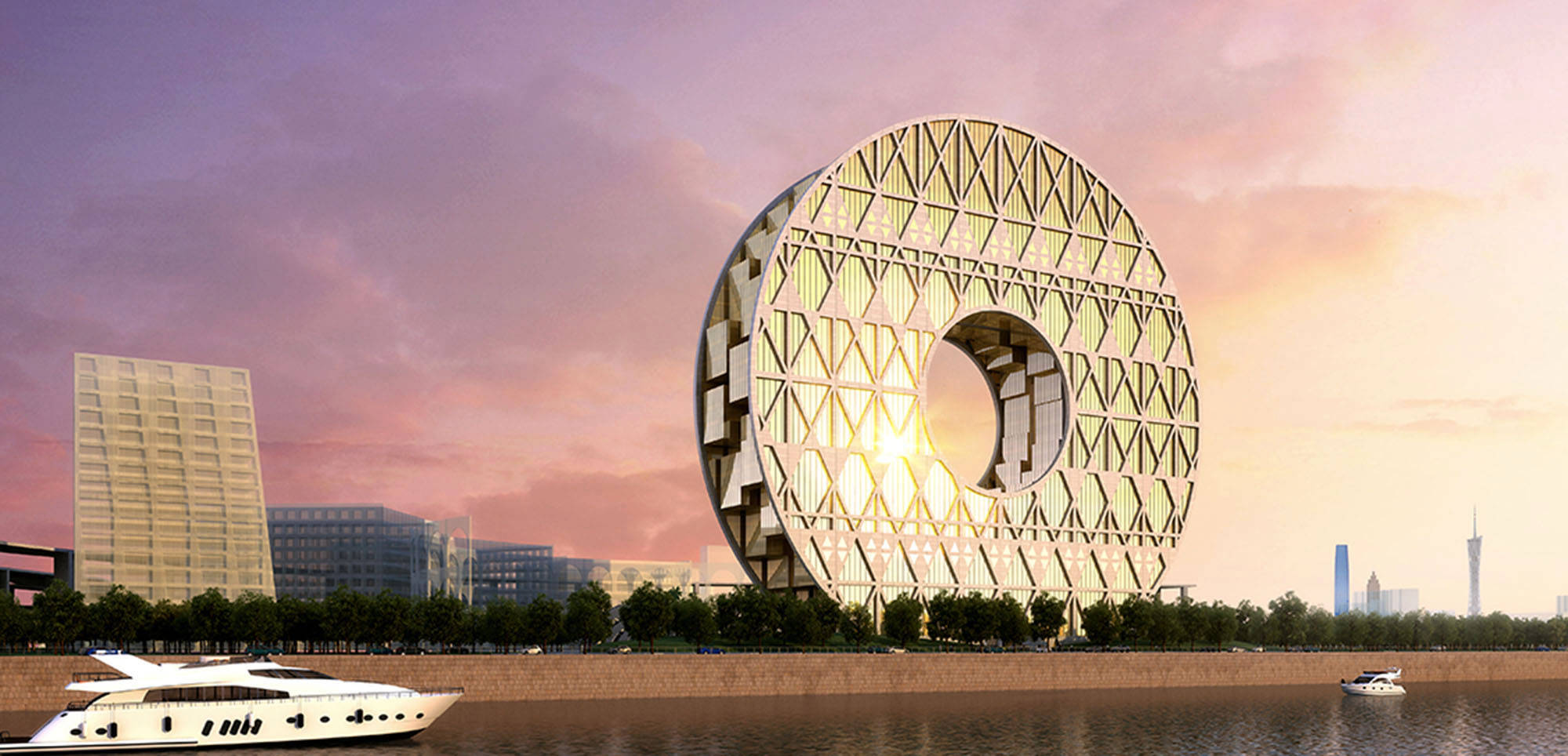 Guangzhou 桌布 壁紙 — 一座未來感十足的金色環形建築在日落時分於河邊閃耀，河上停泊著豪華遊艇。