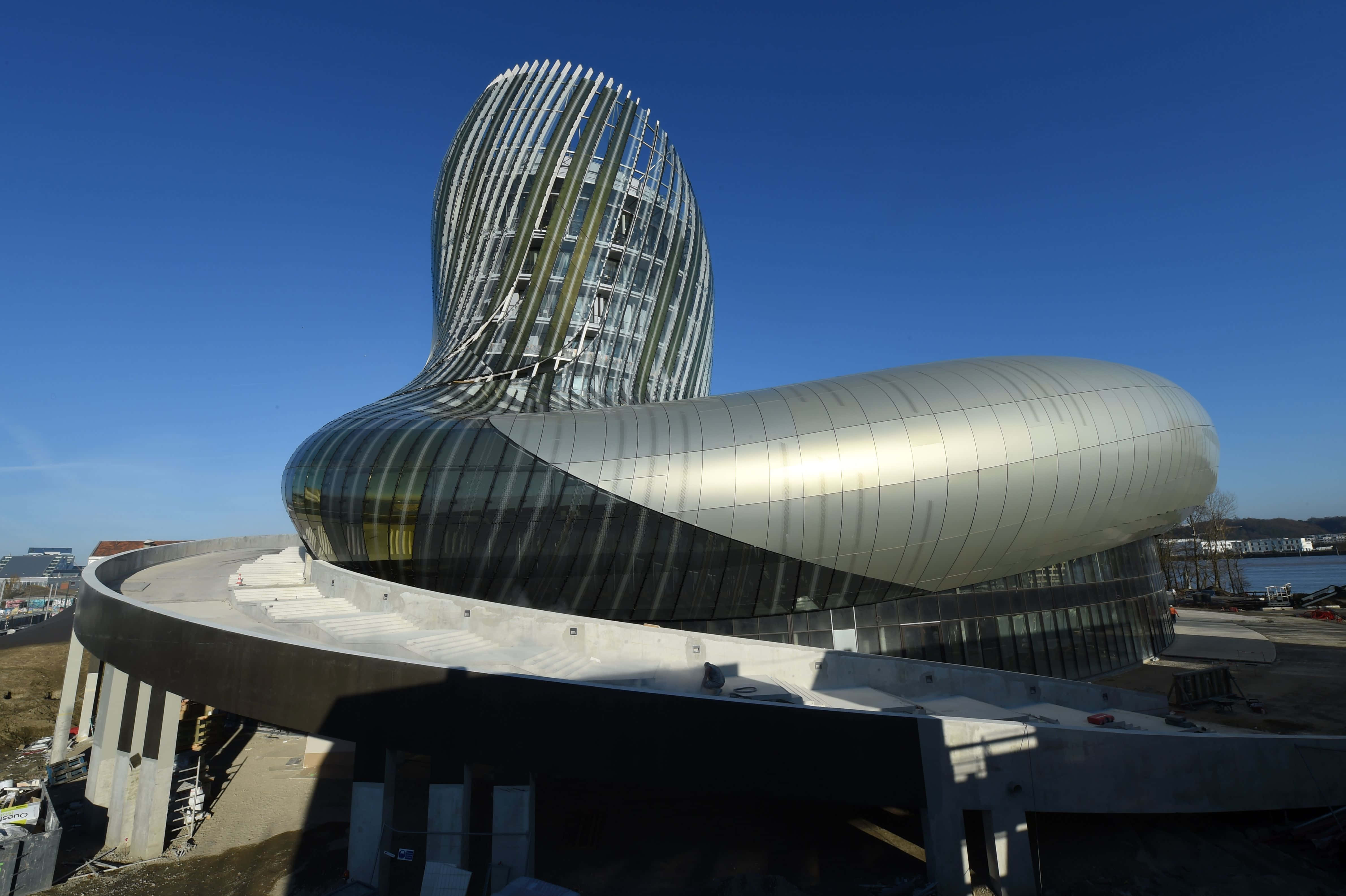 Beautiful Architecture 桌布 壁紙 — 一座未來風格的銀色玻璃建築，在清澈藍天下擁有扭曲螺旋屋頂。