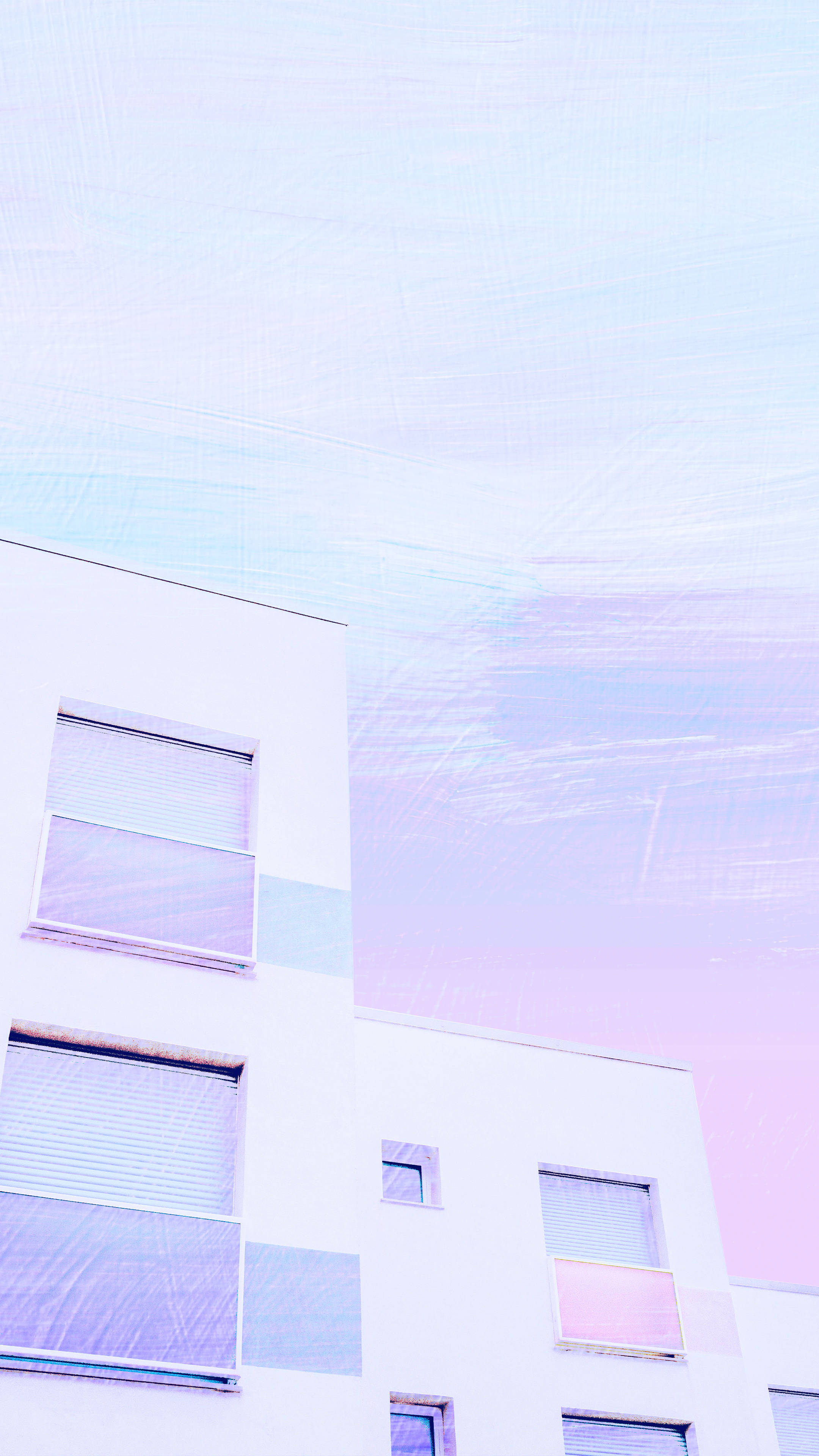 Pastel Minimalist 桌布 壁紙 — 一座極簡現代建築，窗戶上反射著粉彩粉紅和藍色的天空，下方是柔和的漸變天空。
