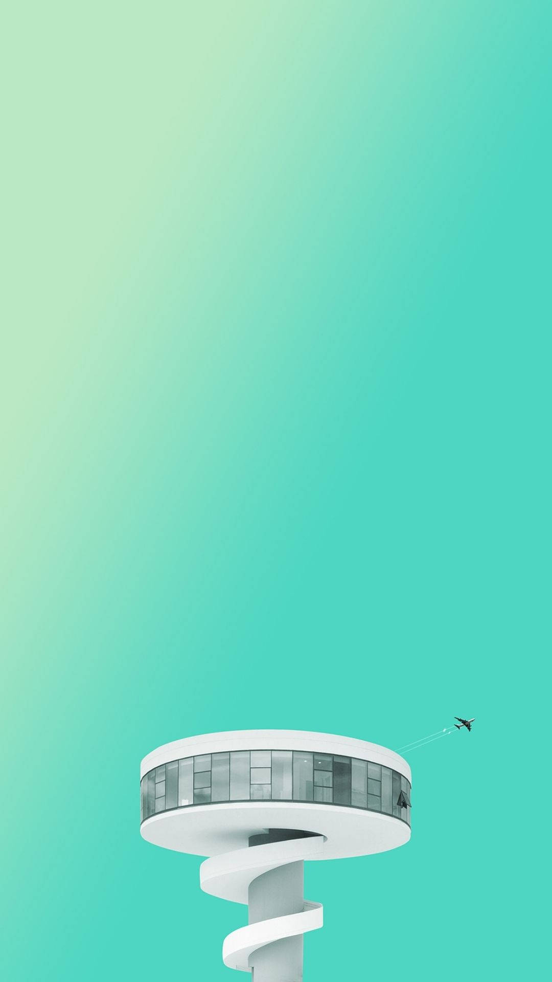 一座白色螺旋塔樓，帶有玻璃窗，背景是青綠色天空，一架小飛機飛過。