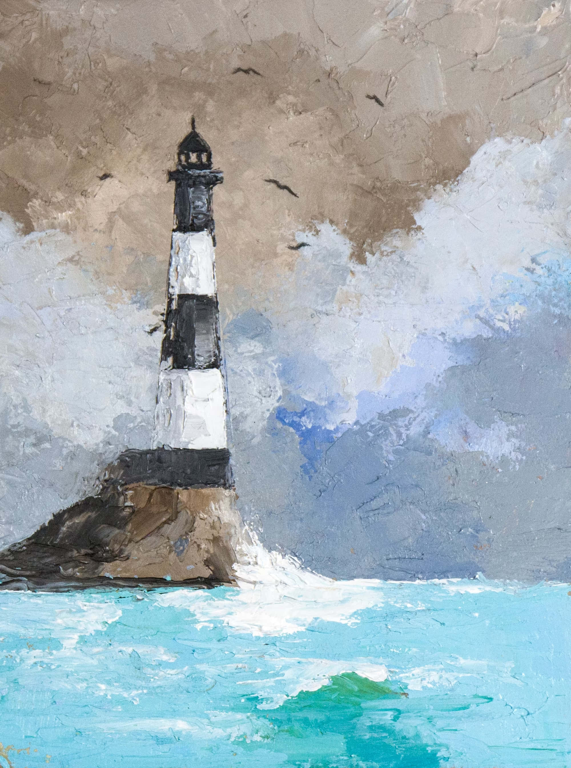 Lighthouse 桌布 壁紙 — 一座歷經風霜的黑白燈塔屹立在岩石上，下方波濤洶湧，海鷗在陰沉天空中翱翔。