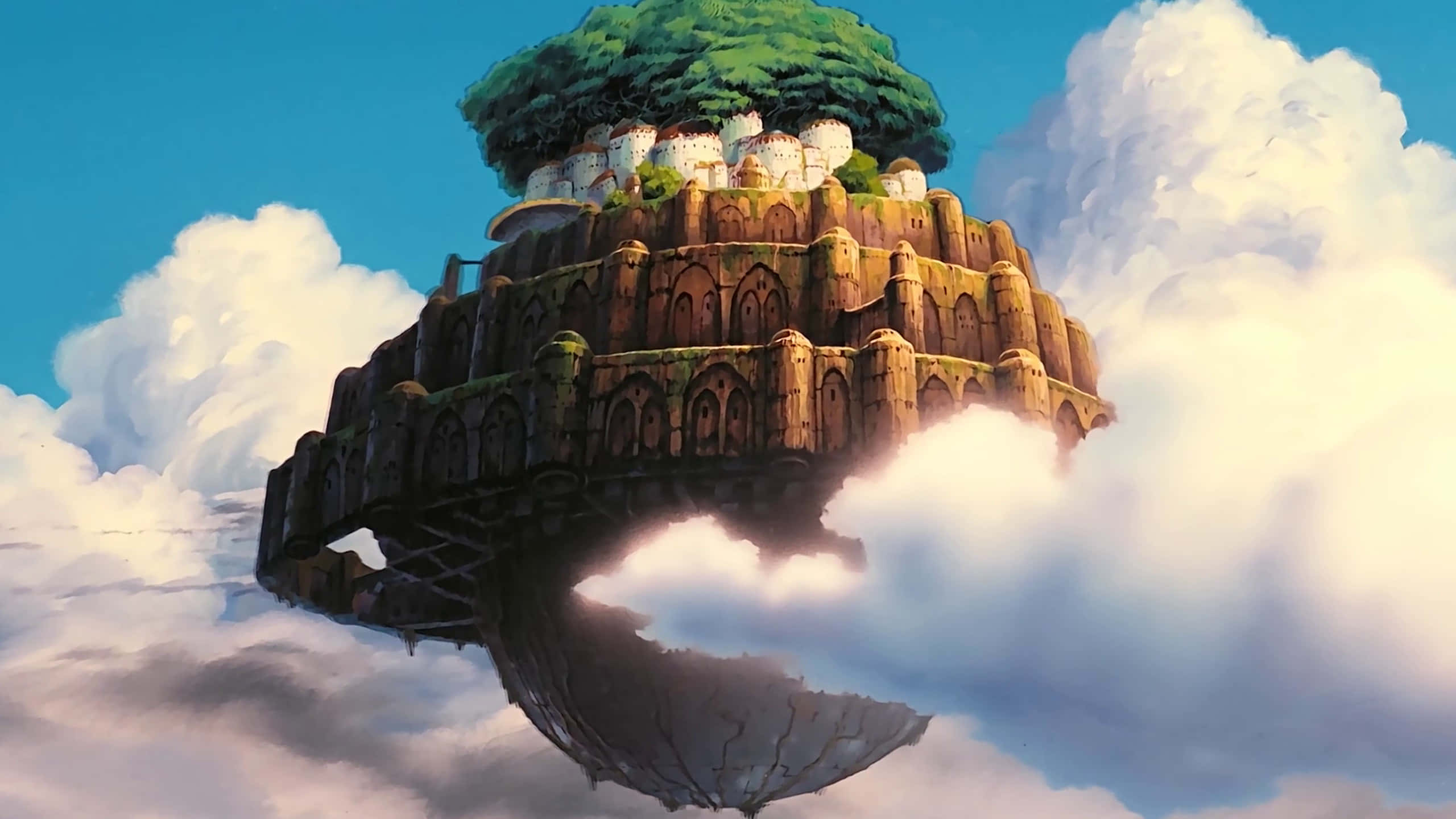 Studio Ghibli Art 桌布 壁紙 — 一座浮島堡壘，擁有茂密的綠色樹冠和石頭城堡，聳立在蓬鬆的白雲之上，背景是清澈的藍天。