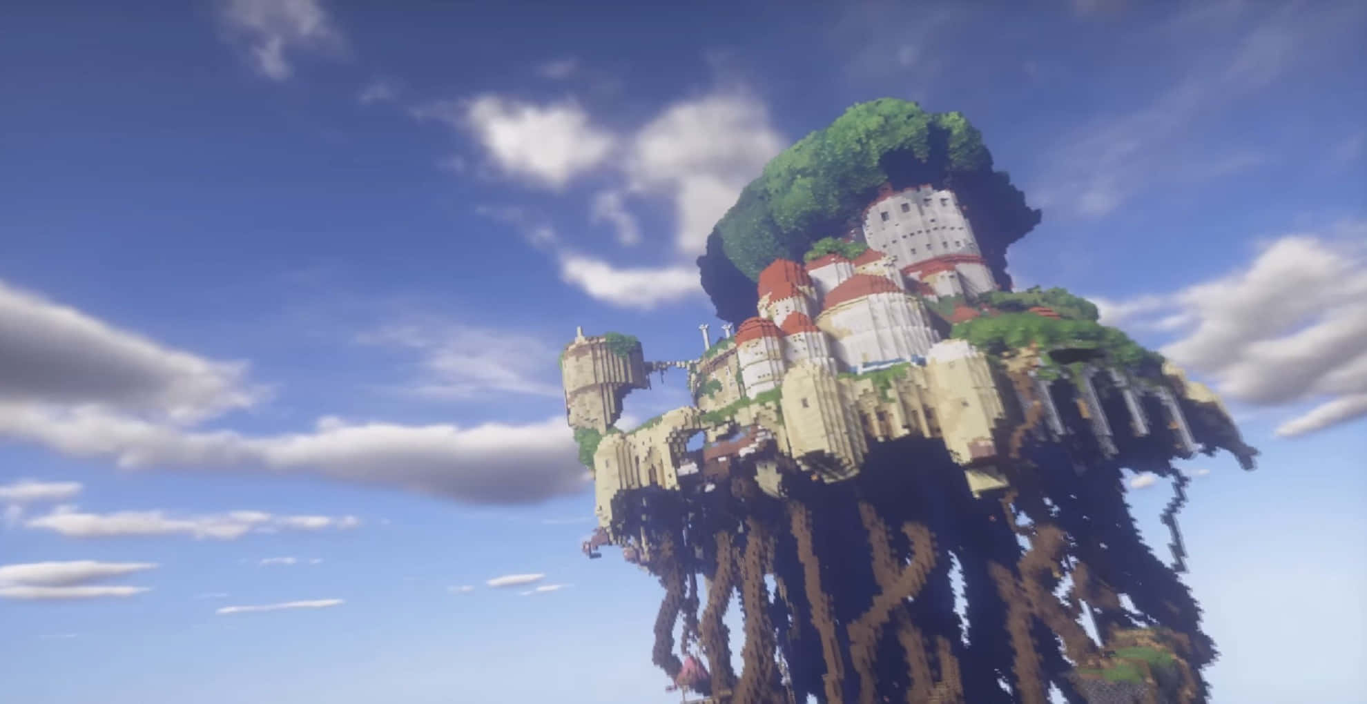 Minecraft Castles 桌布 壁紙 — 一座漂浮的島嶼堡壘，擁有城堡般的結構和茂密的綠色植物，懸浮在明亮藍天和 fluffy 雲朵中。