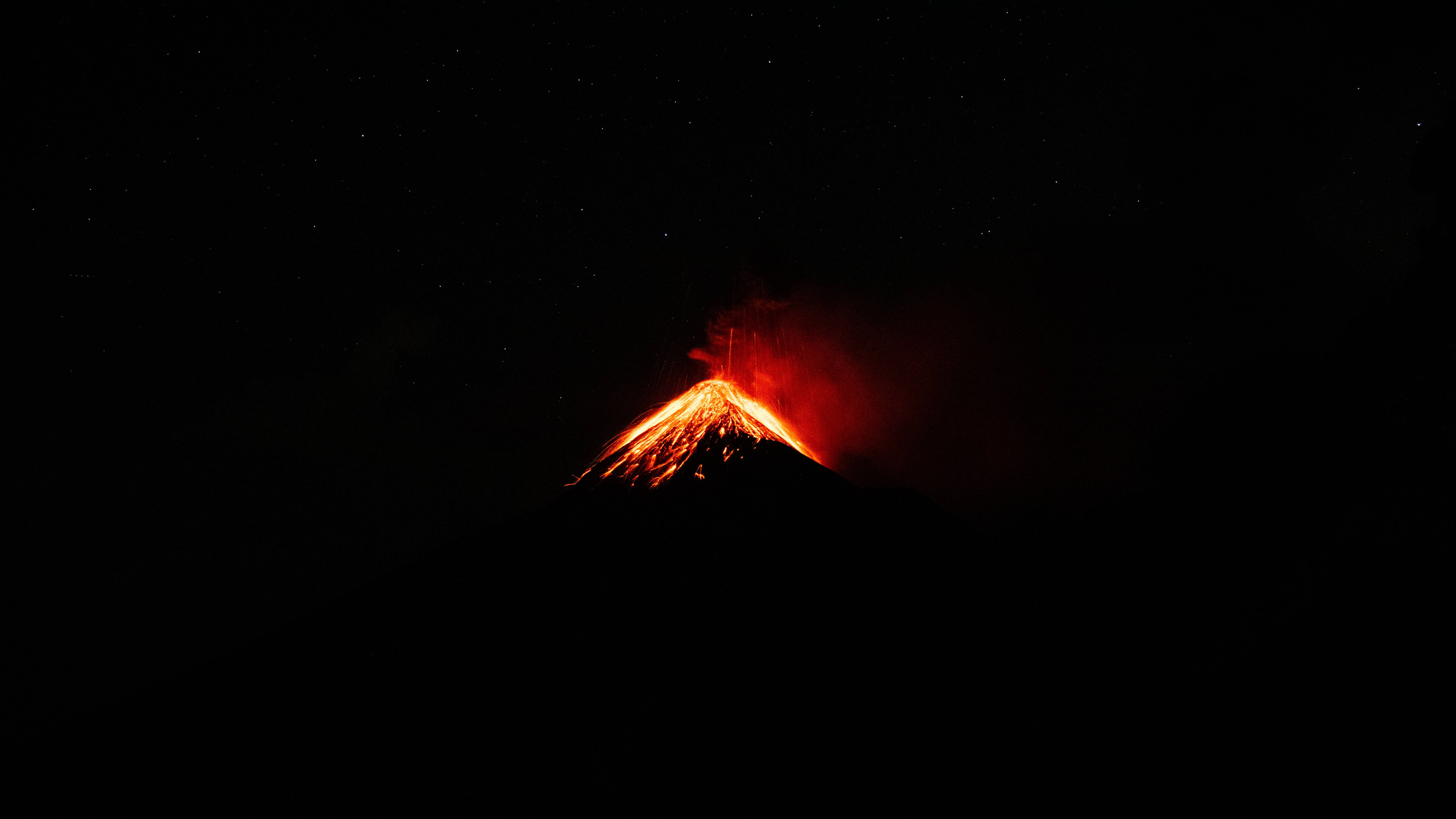 Volcano 桌布 壁紙 — 一座火山在繁星點點的夜空下噴發出火紅的熔岩。