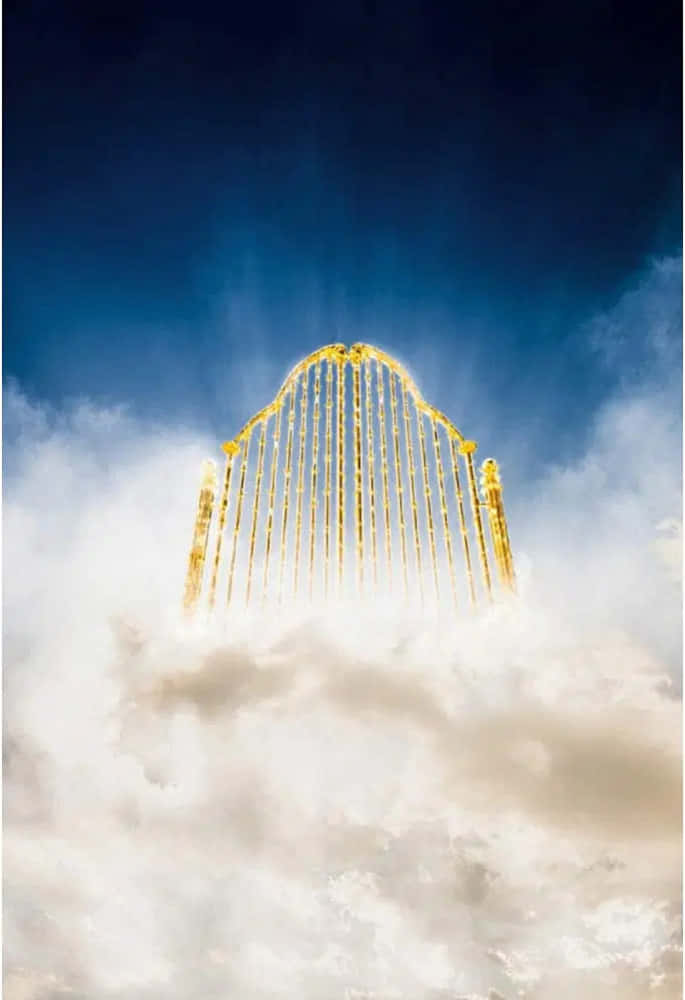 Heaven Gates 桌布 壁紙 — 一座燦爛的金色拱門穿透旋轉的雲層，映襯著深藍色的天空。