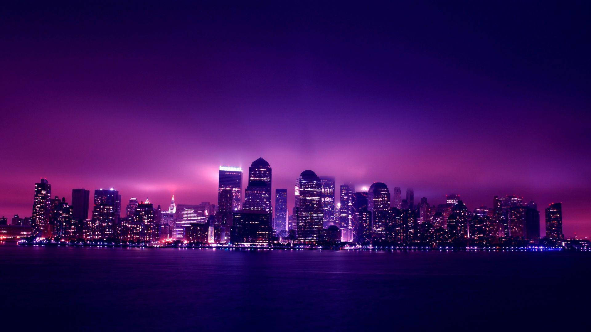 lights 桌布 壁紙 — 一座現代城市充滿活力的紫色暮色天際線，倒映在平靜的水面上，摩天大樓閃閃發光。
