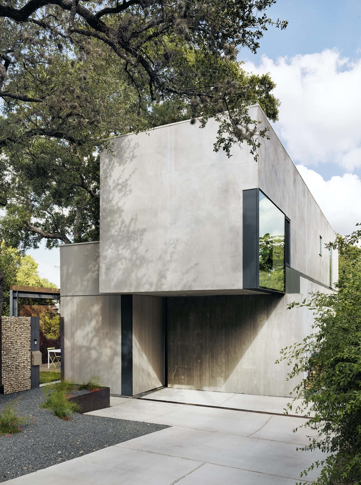 Minimalist Architecture 桌布 壁紙 — 一座現代混凝土房屋，擁有大胆的幾何線條和大型玻璃窗，坐落於廣闊的橡樹下。